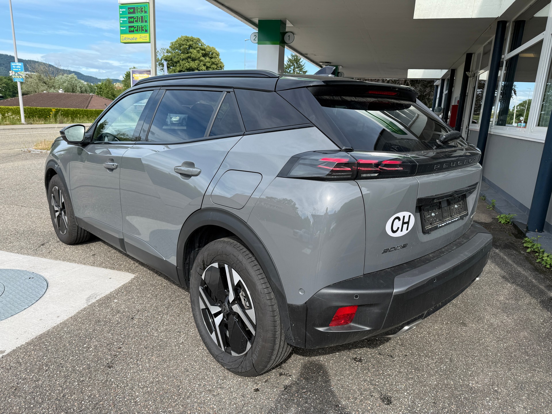 PEUGEOT 2008 1.2 145 MHEV GT-image-2