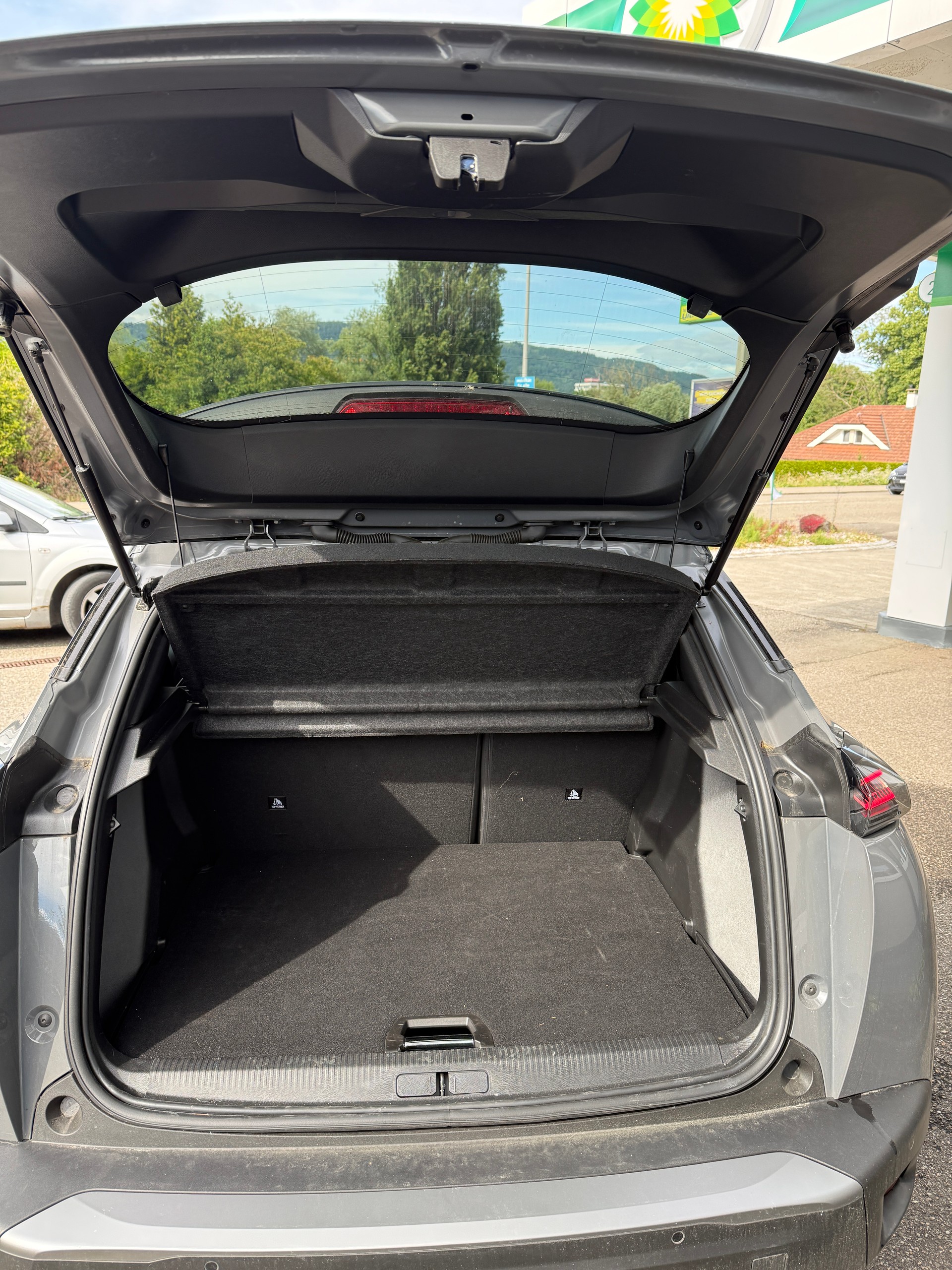 PEUGEOT 2008 1.2 145 MHEV GT-image-4
