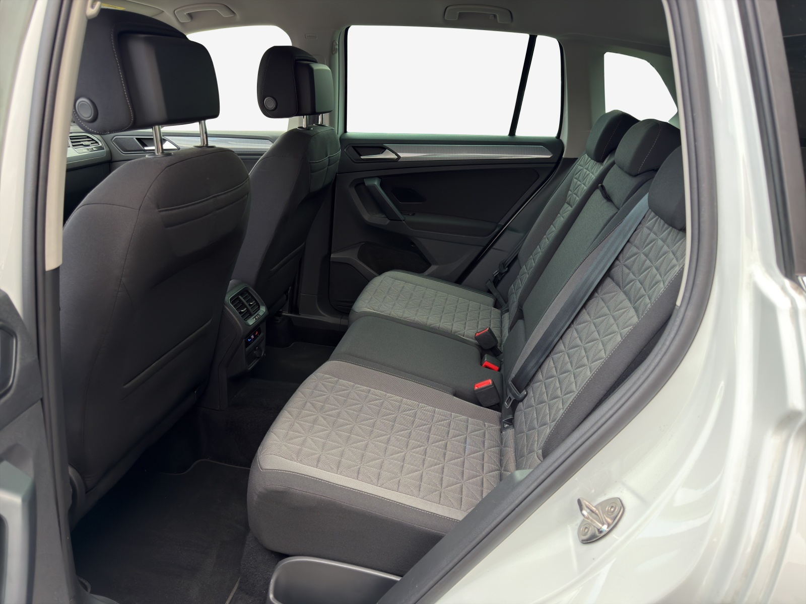VW Tiguan 2.0 TDI SCR Life 4Motion DSG-image-11