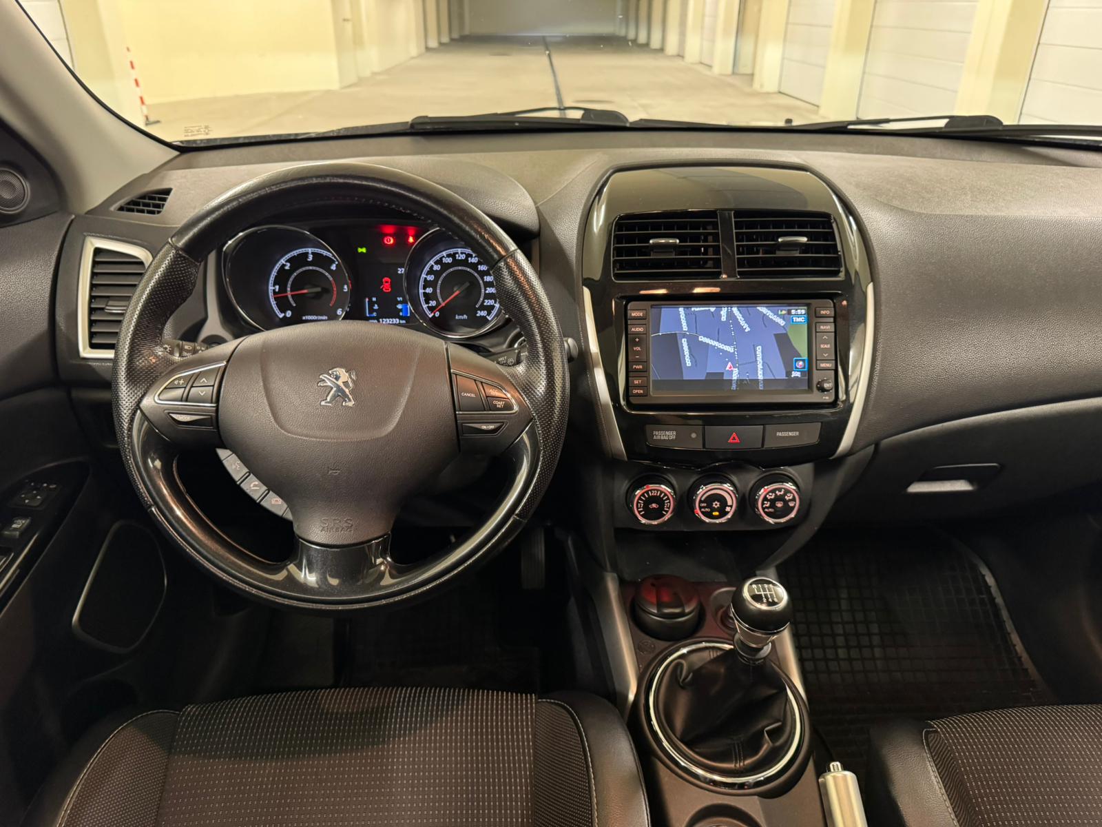 PEUGEOT 4008 1.8 HDi Allure 4WD-image-12