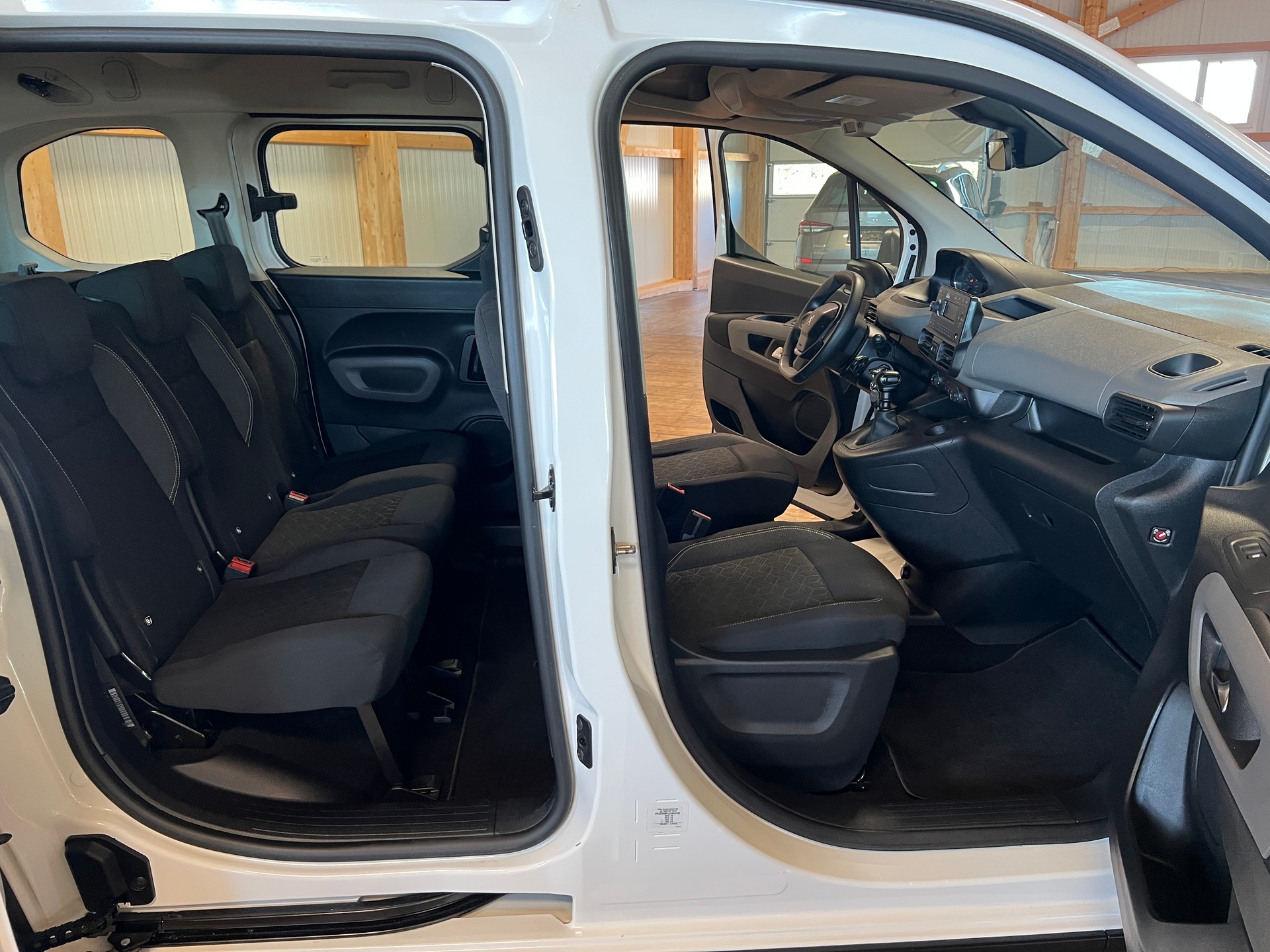 PEUGEOT Rifter 1.2 PureTech Allure-image-13
