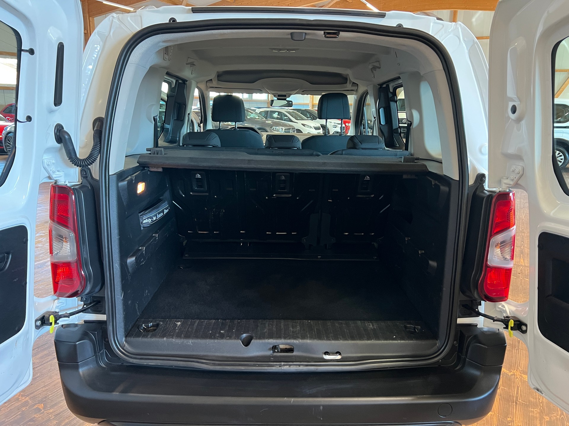 PEUGEOT Rifter 1.2 PureTech Allure-image-14