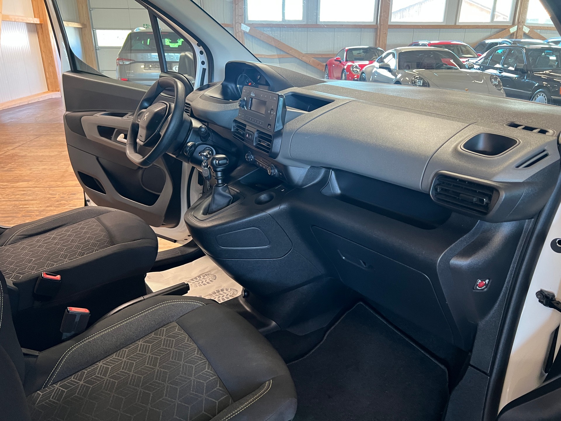 PEUGEOT Rifter 1.2 PureTech Allure-image-11