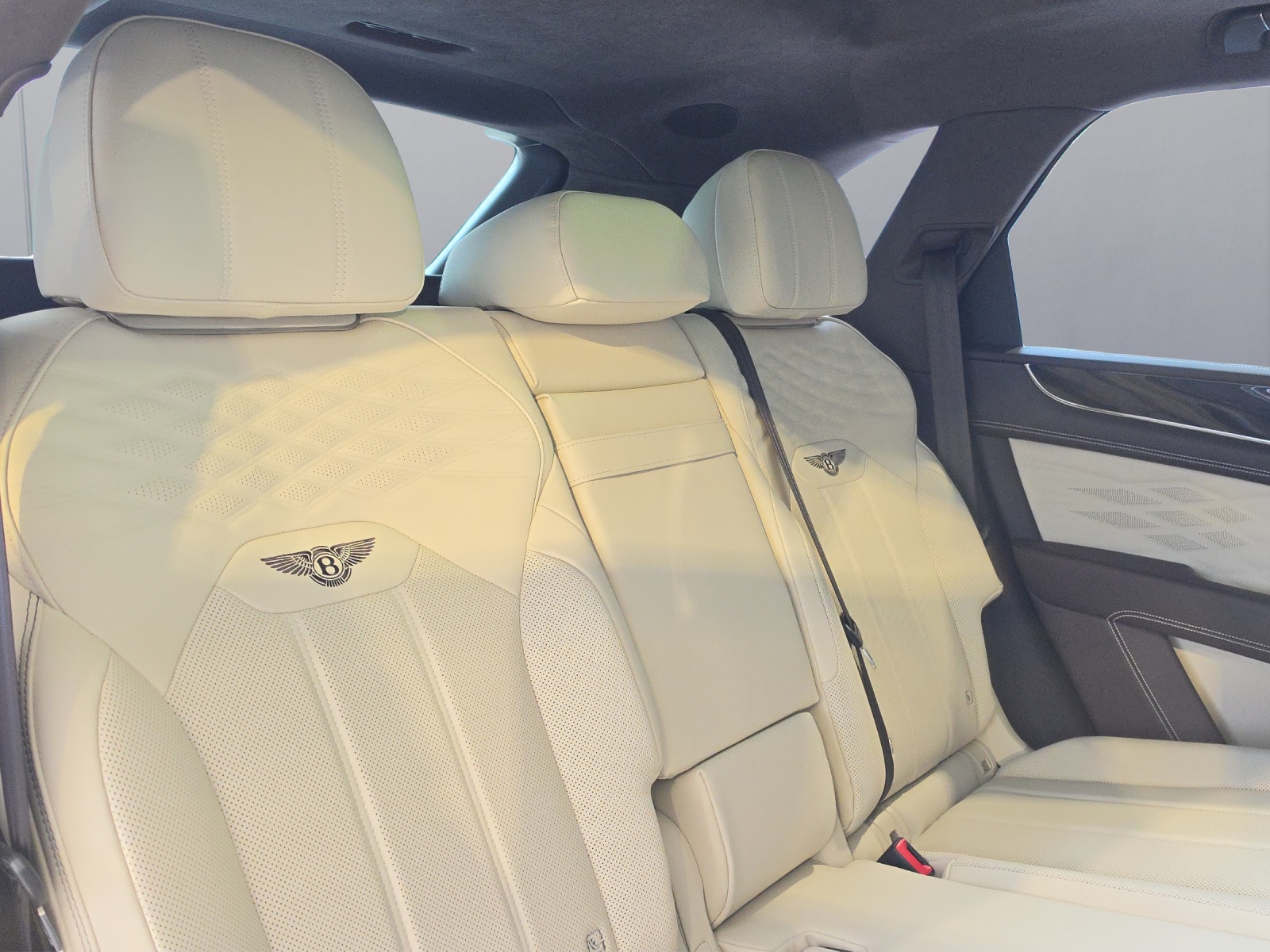 BENTLEY Bentayga Azure-image-8
