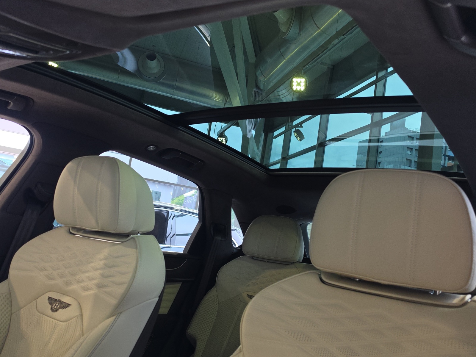 BENTLEY Bentayga Azure-image-17