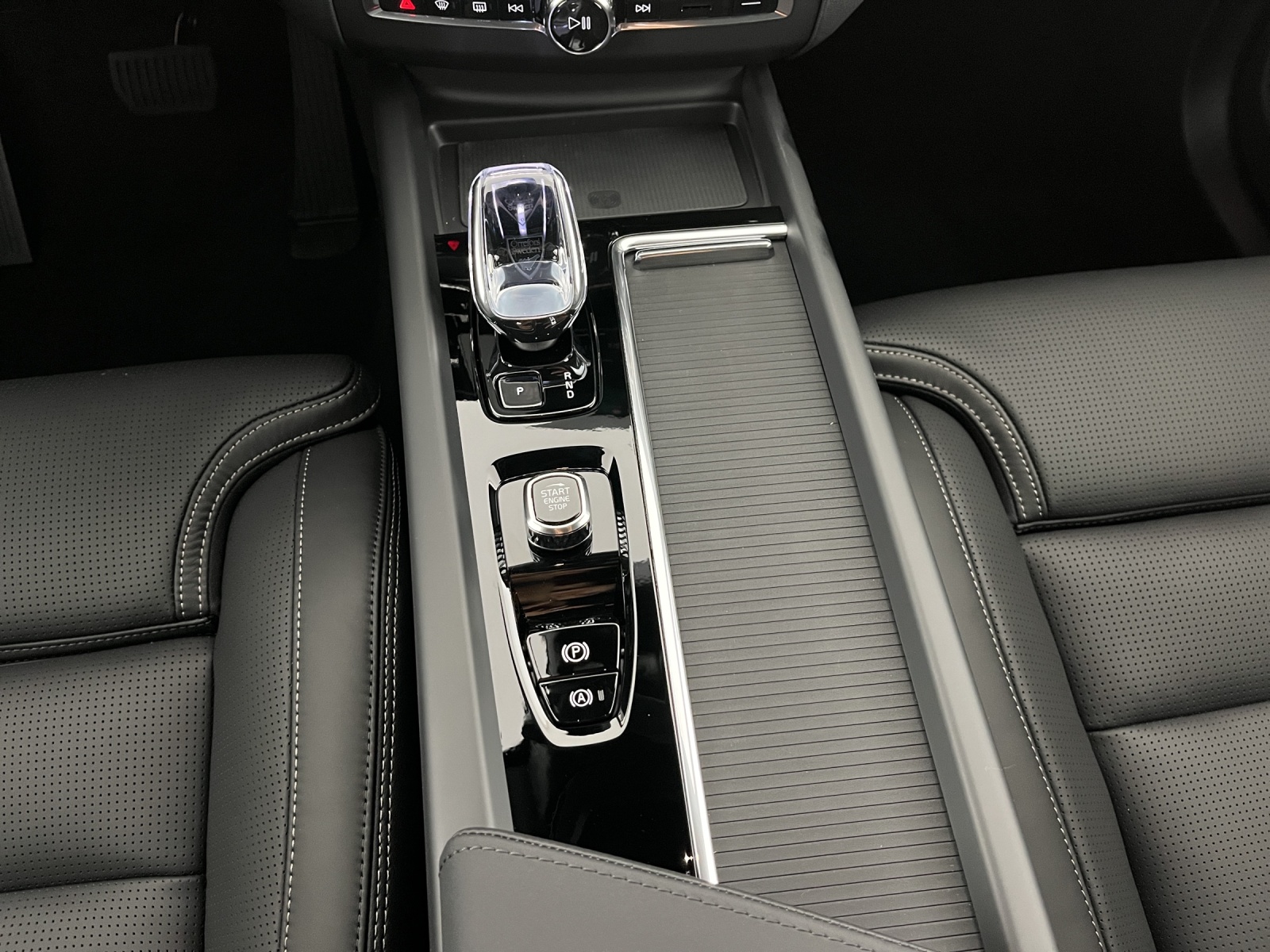 VOLVO XC60 2.0 B5 MH Black Edition AWD-image-15