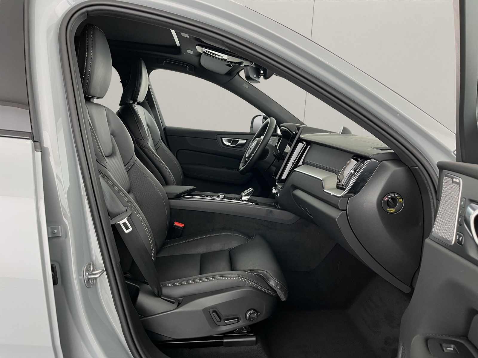 VOLVO XC60 2.0 B5 MH Black Edition AWD-image-9