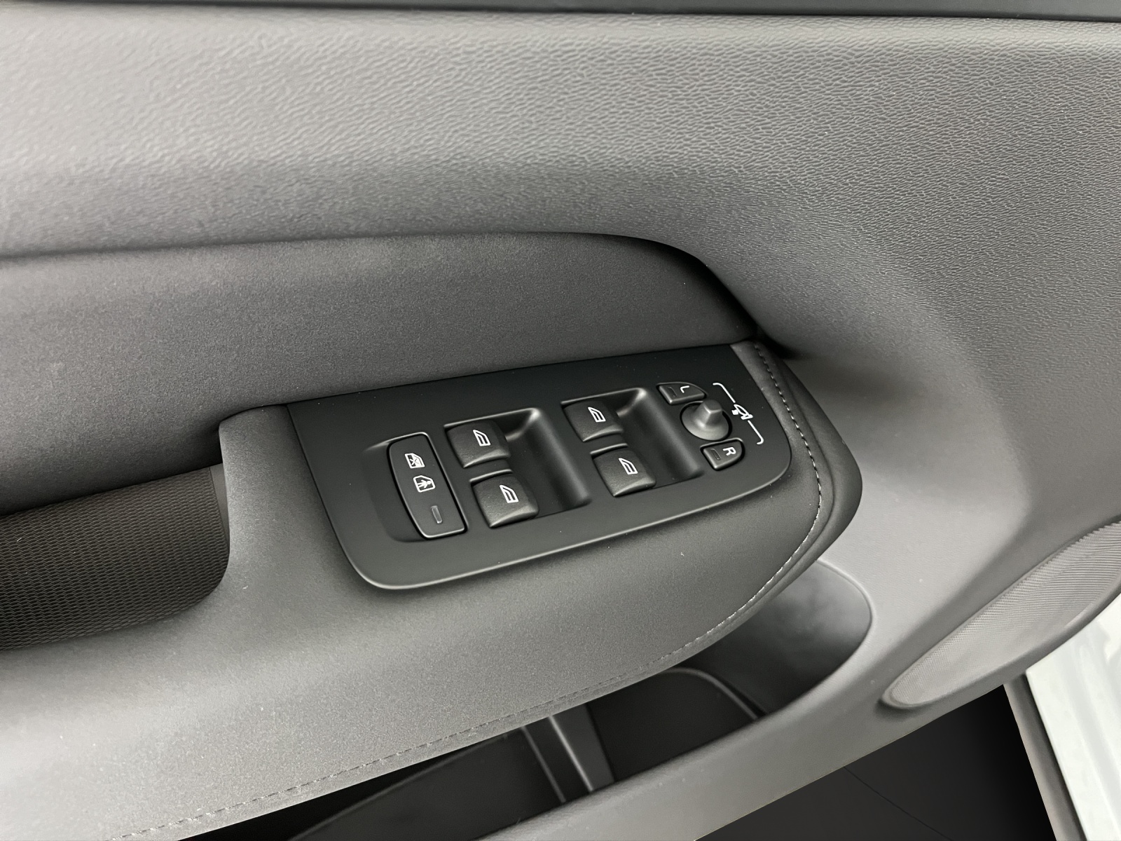 VOLVO XC60 2.0 B5 MH Black Edition AWD-image-16