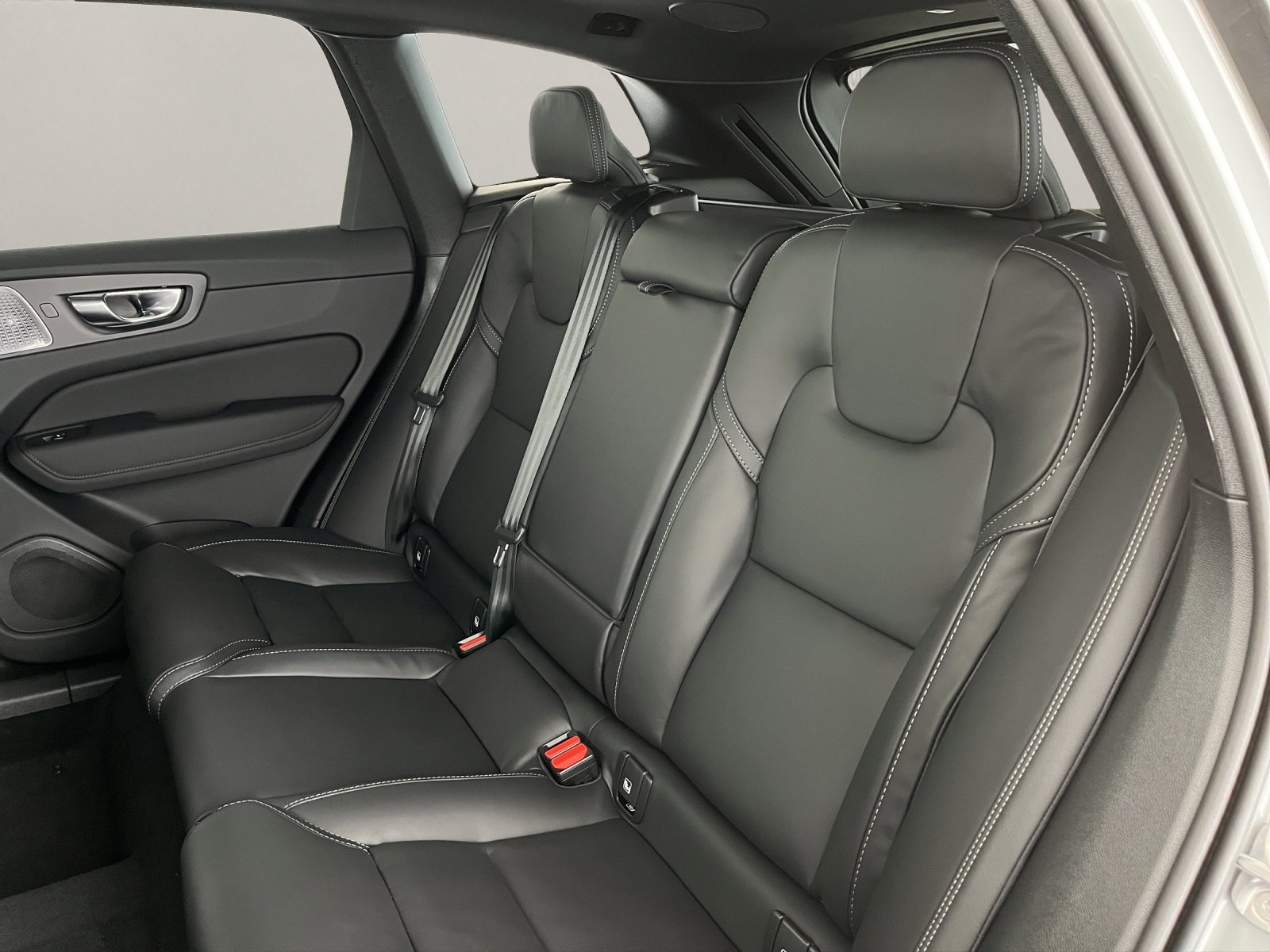VOLVO XC60 2.0 B5 MH Black Edition AWD-image-11
