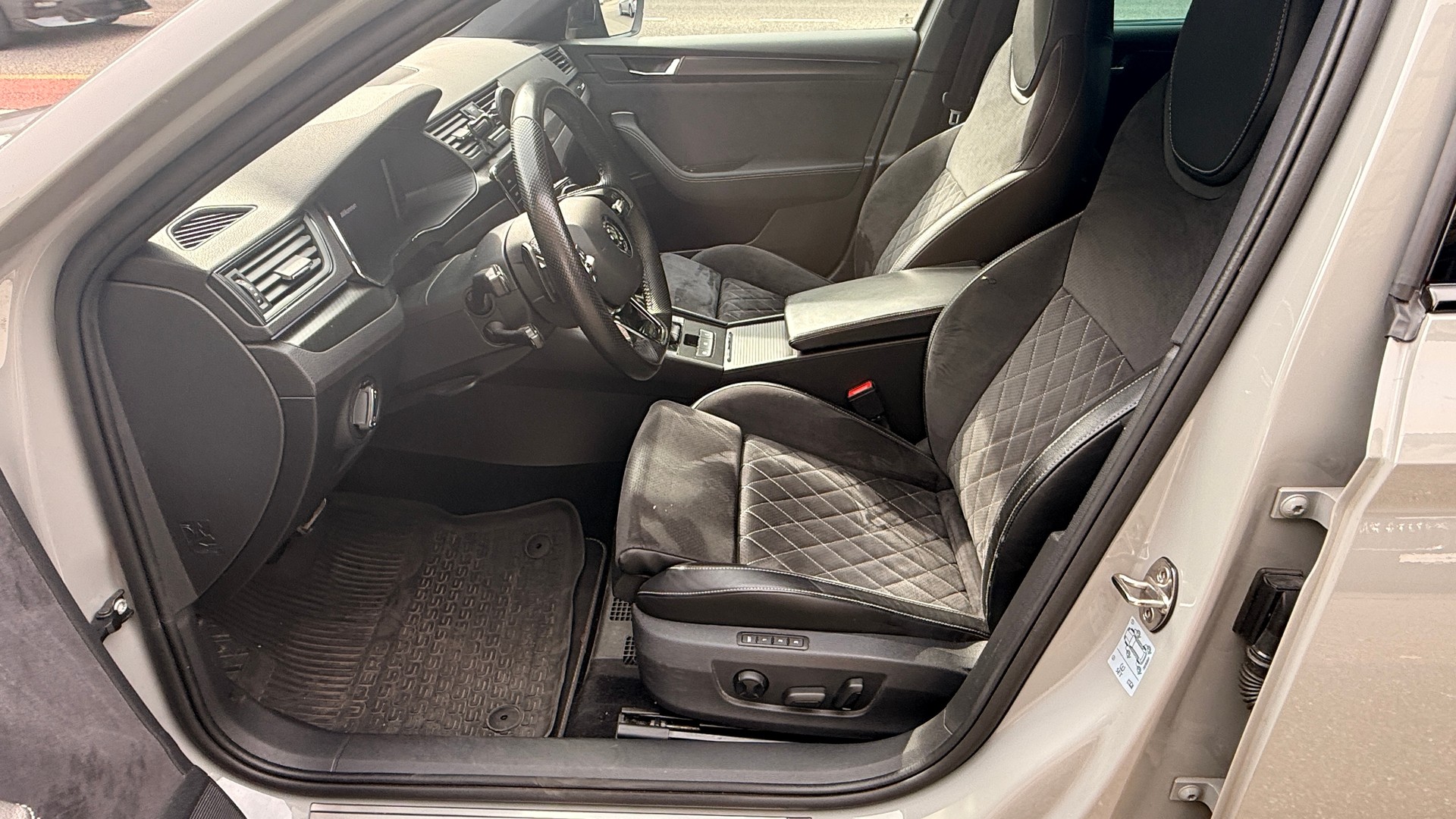 SKODA Superb Combi 2.0 TDi SportLine 4x4 DSG-image-8