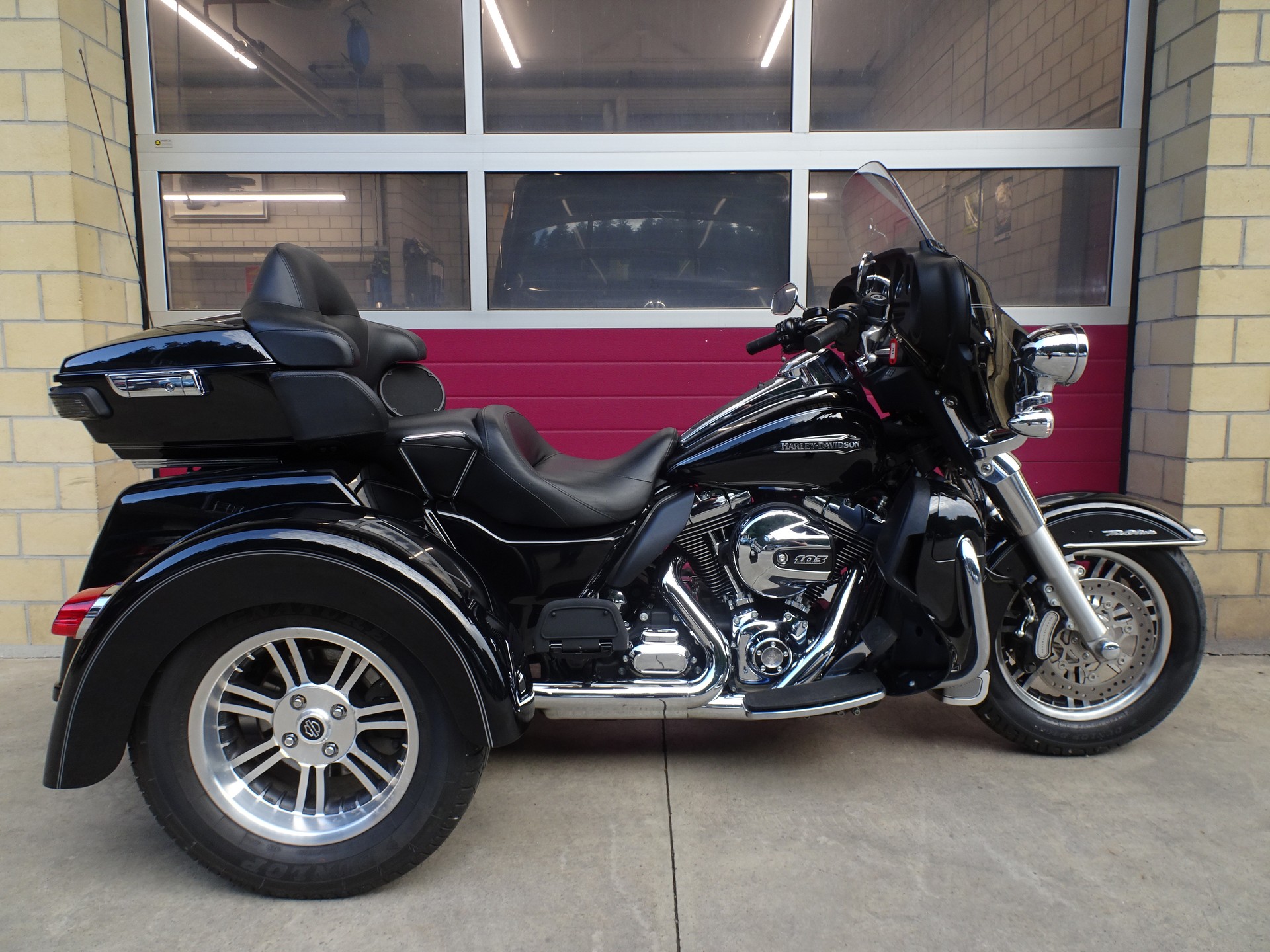 HARLEY-DAVIDSON FLHTCUTG Tri Glide Ultra
