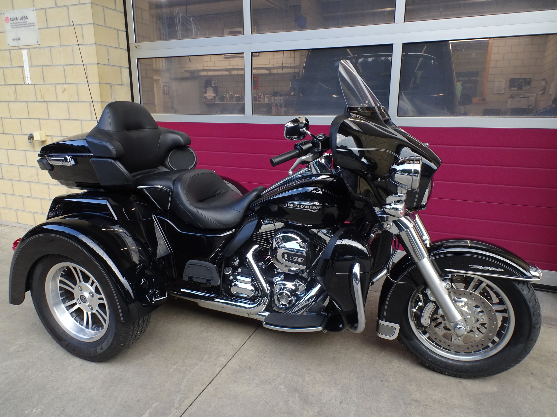 HARLEY-DAVIDSON FLHTCUTG Tri Glide Ultra-showroom-element-2