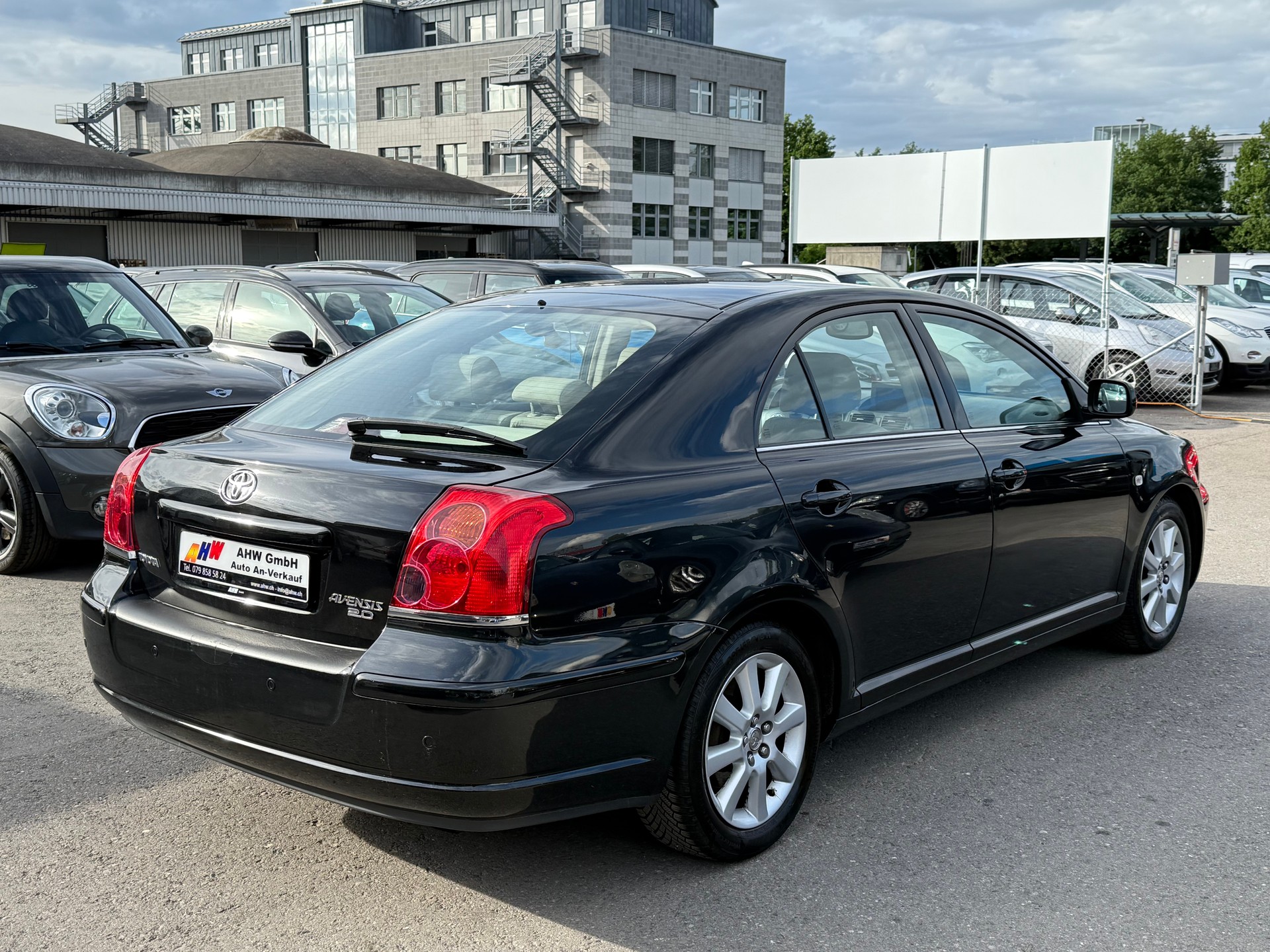 TOYOTA Avensis 2.0 D4 VVT-i Linea Sol Liftback Automatik / Frisch ab MFK 20.02.2026 / 8-fach bereift / Navi / PDC-image-3