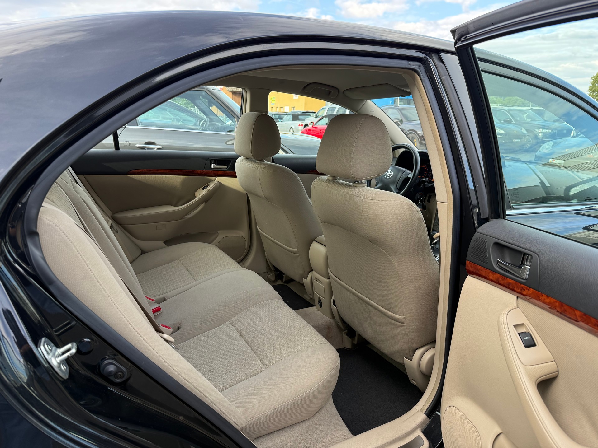 TOYOTA Avensis 2.0 D4 VVT-i Linea Sol Liftback Automatik / Frisch ab MFK 20.02.2026 / 8-fach bereift / Navi / PDC-image-8
