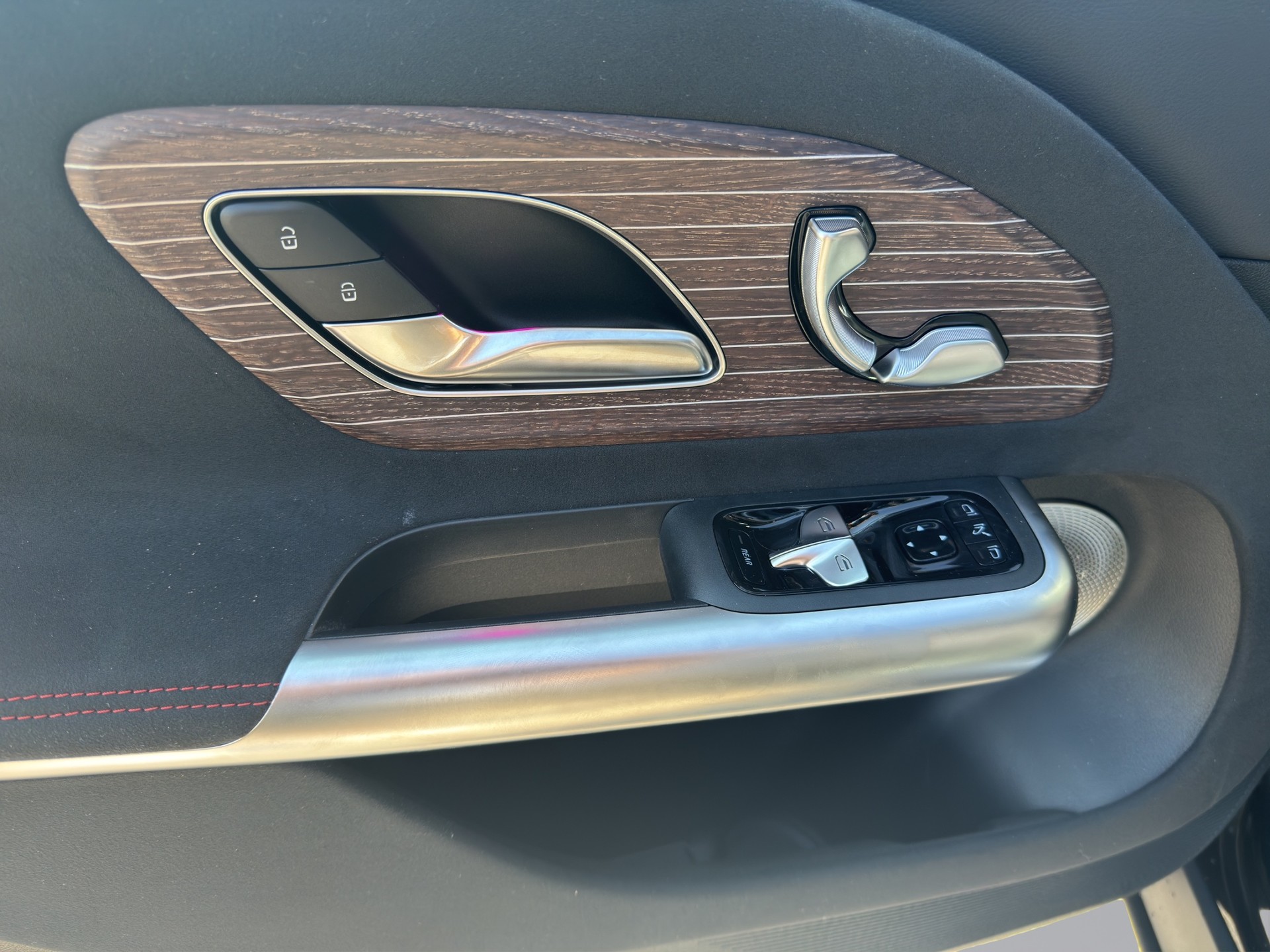 MERCEDES-BENZ GLB 220 4matic-image-10