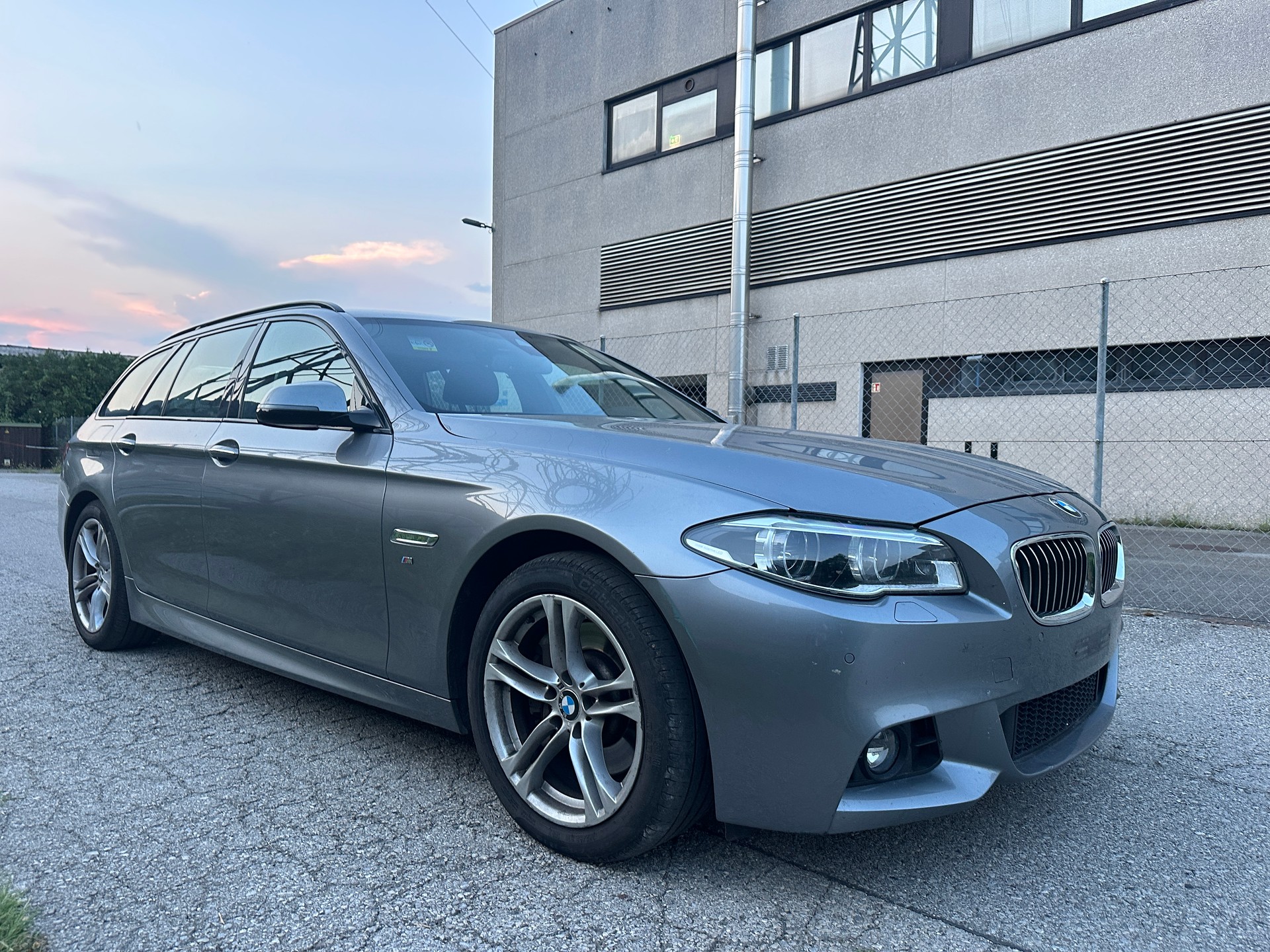 BMW 530d Touring xDrive Luxury Line Steptronic-image-1