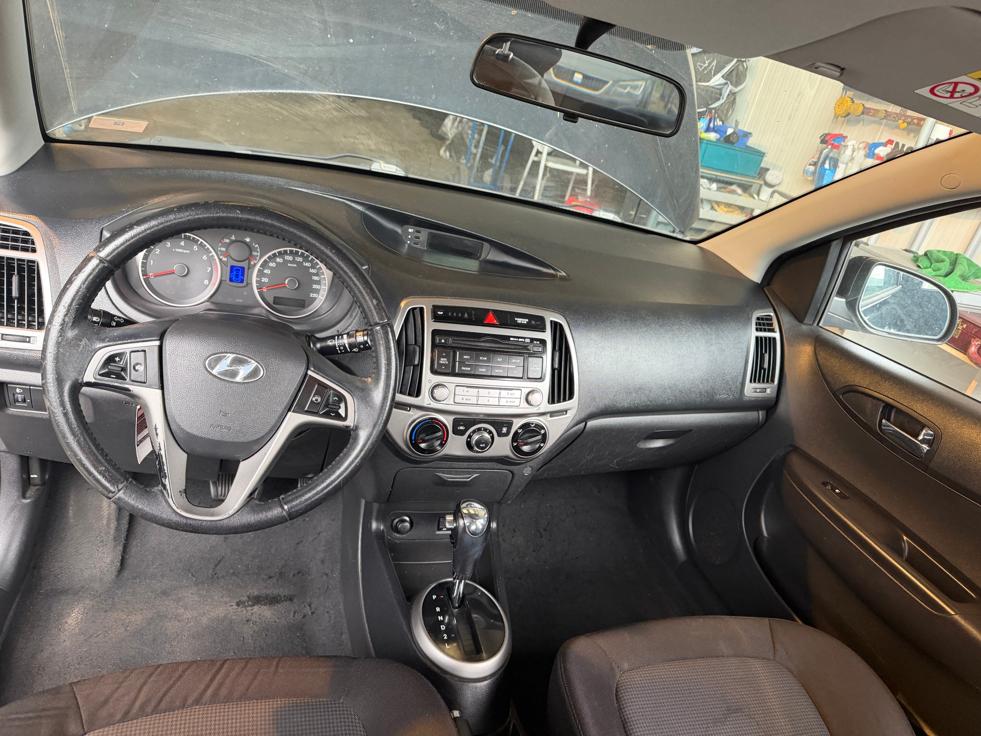 HYUNDAI i20 1.4 Automatic-image-9