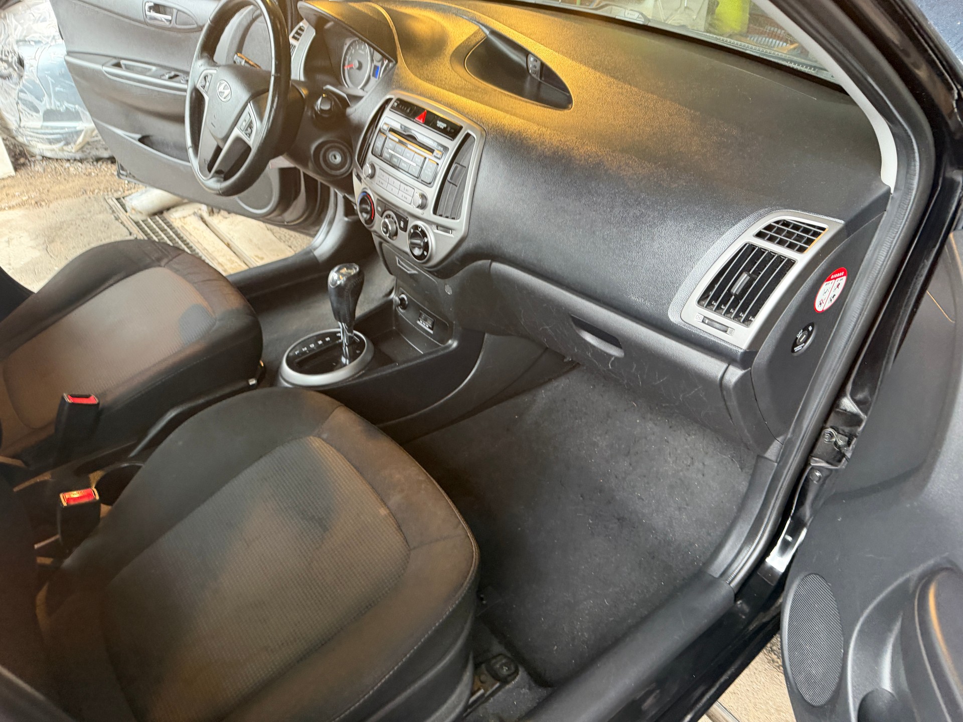 HYUNDAI i20 1.4 Automatic-image-6