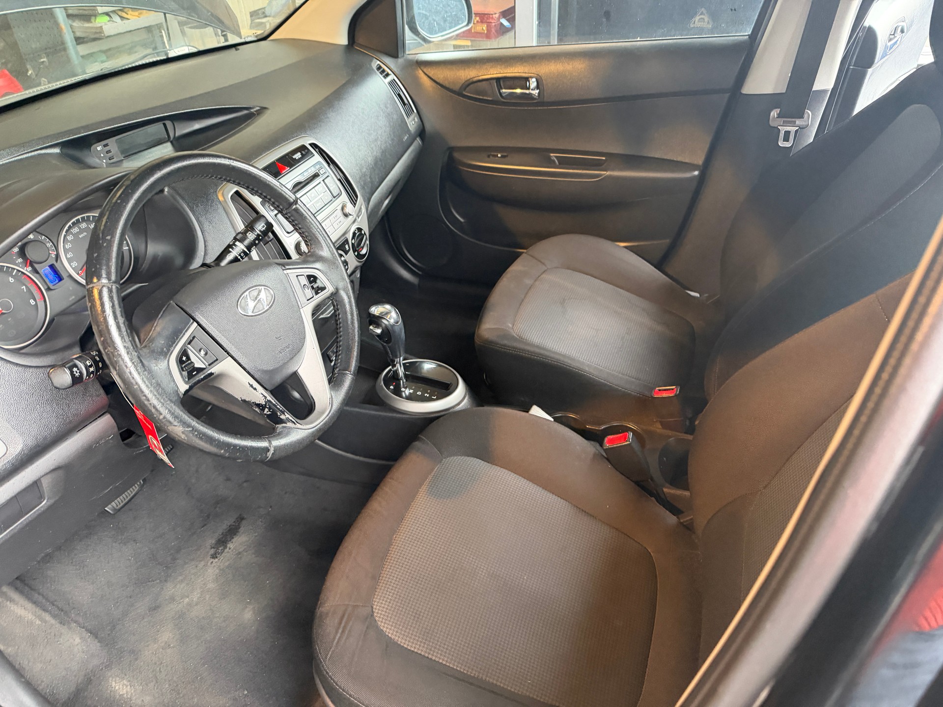 HYUNDAI i20 1.4 Automatic-image-5
