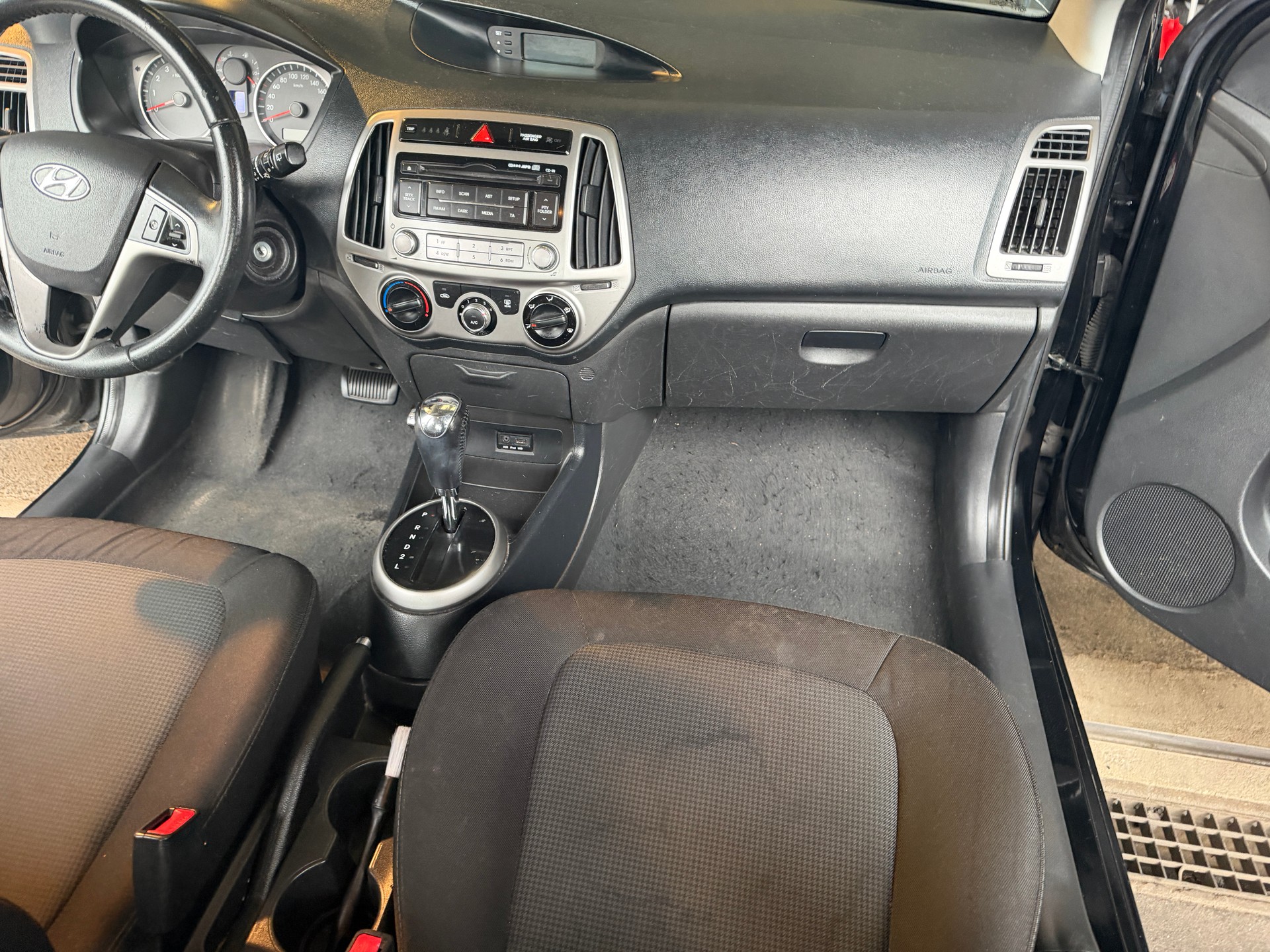 HYUNDAI i20 1.4 Automatic-image-10