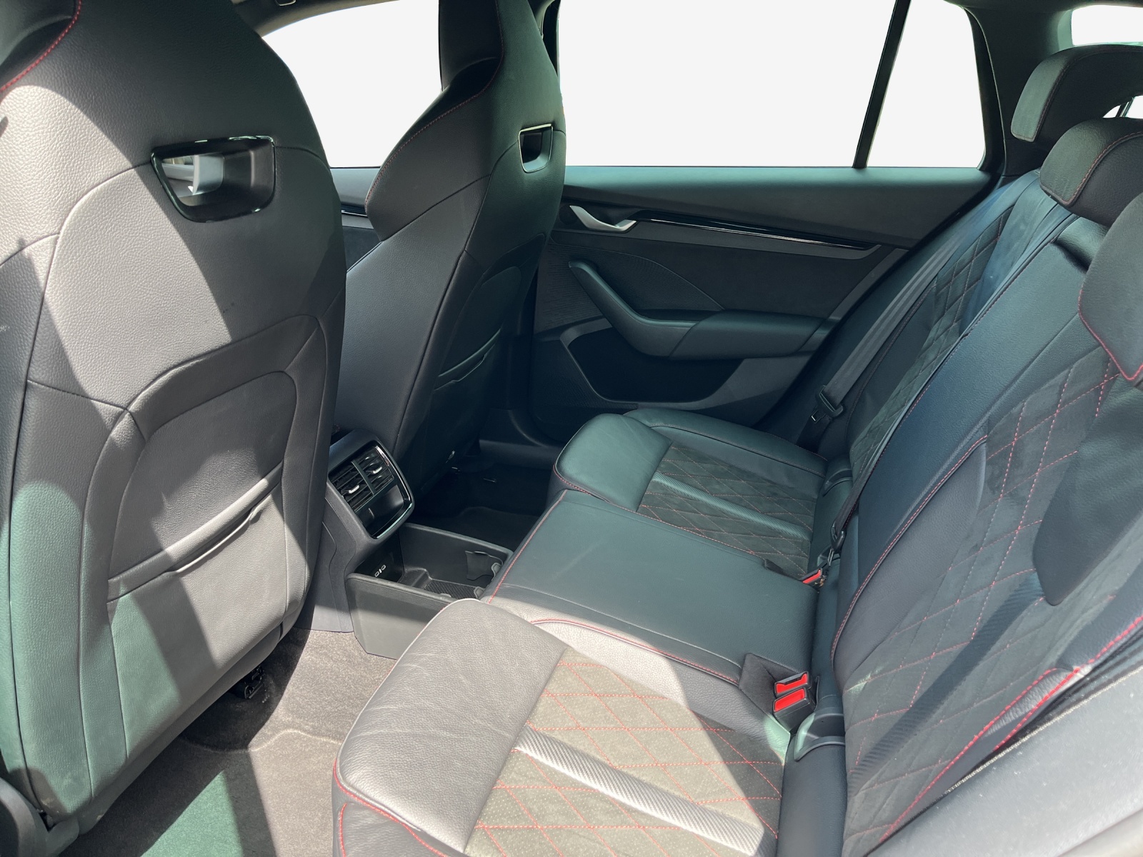 SKODA Octavia Combi 2.0 TSI DSG RS-image-11