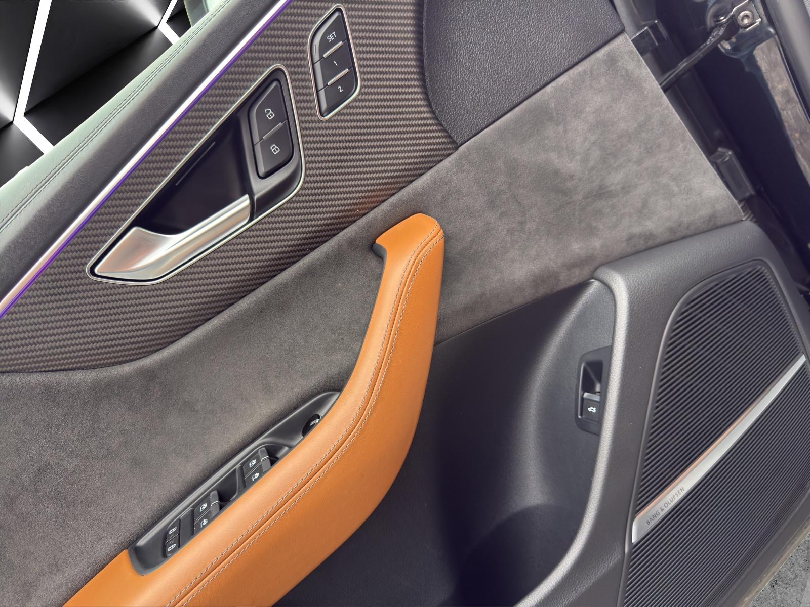 AUDI RS Q8 4.0 V8 TFSI quattro T-Tronic-image-11