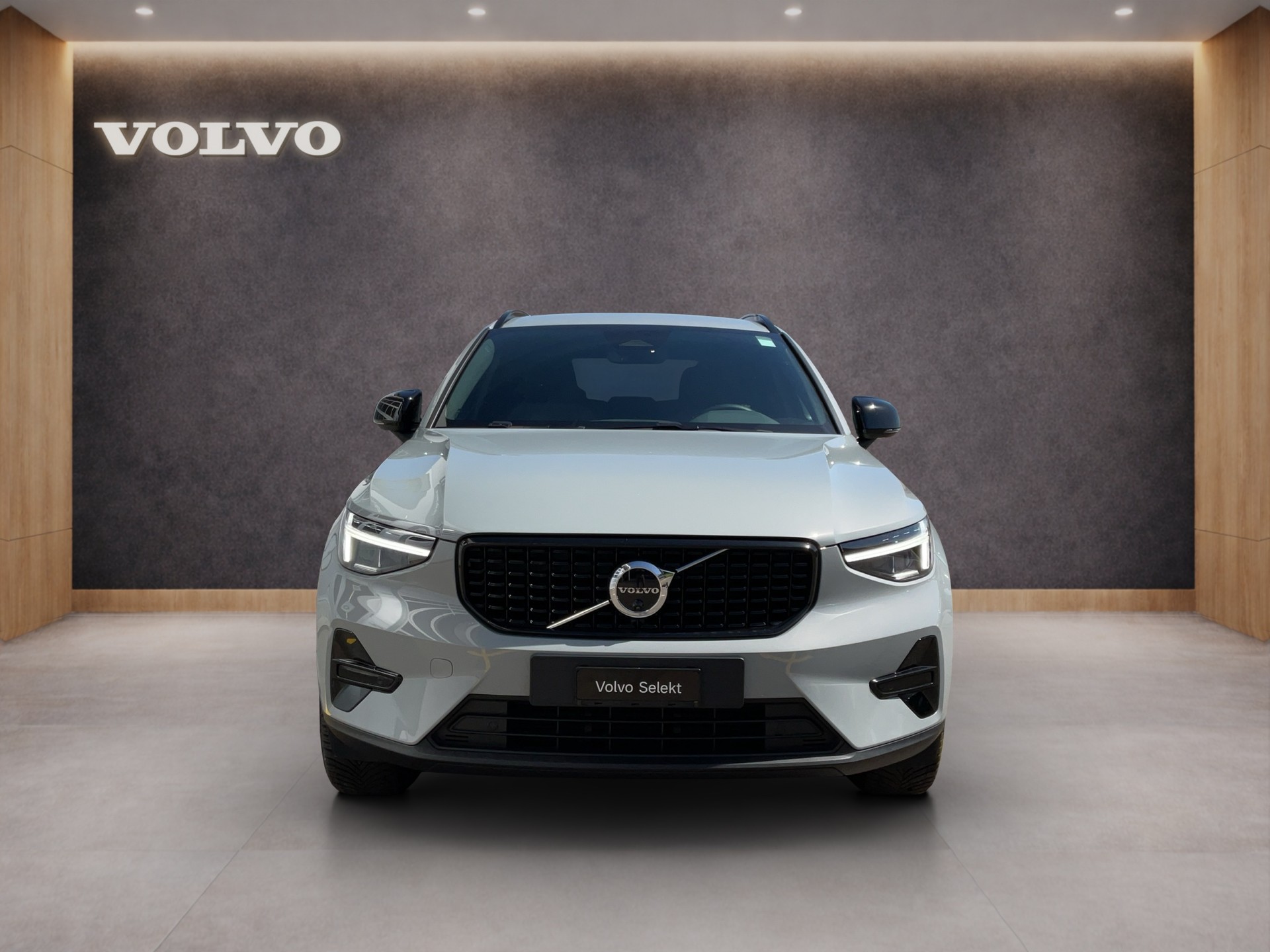 VOLVO XC40 2.0 B3 Mild-Hybrid Plus Dark-image-1