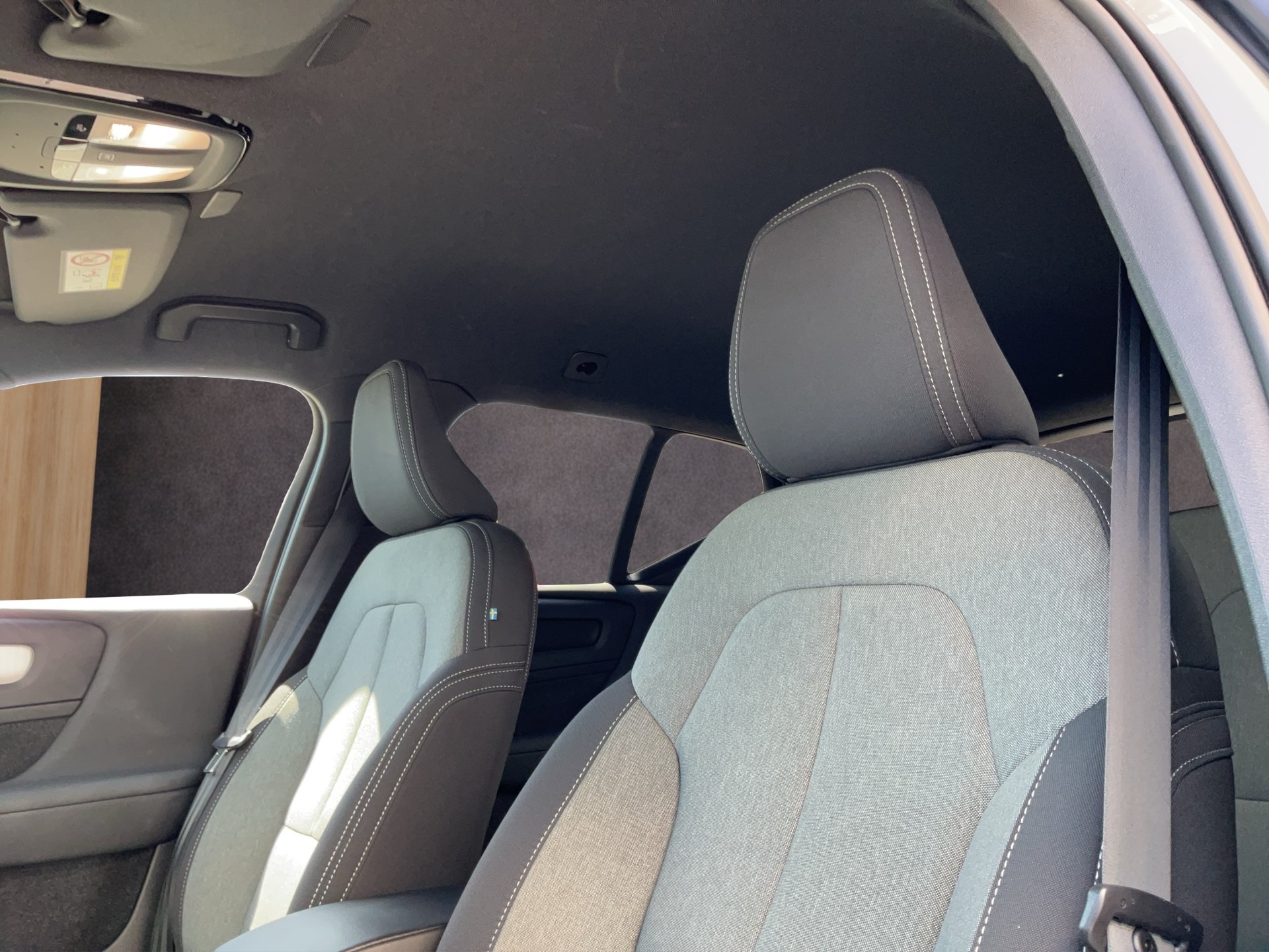 VOLVO XC40 2.0 B3 Mild-Hybrid Plus Dark-image-16