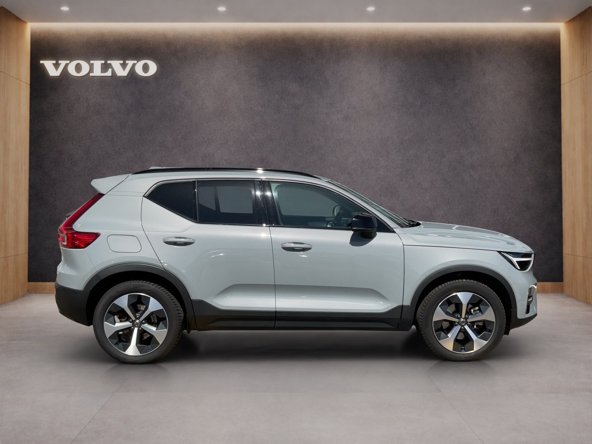 VOLVO XC40 2.0 B3 Mild-Hybrid Plus Dark-image-6