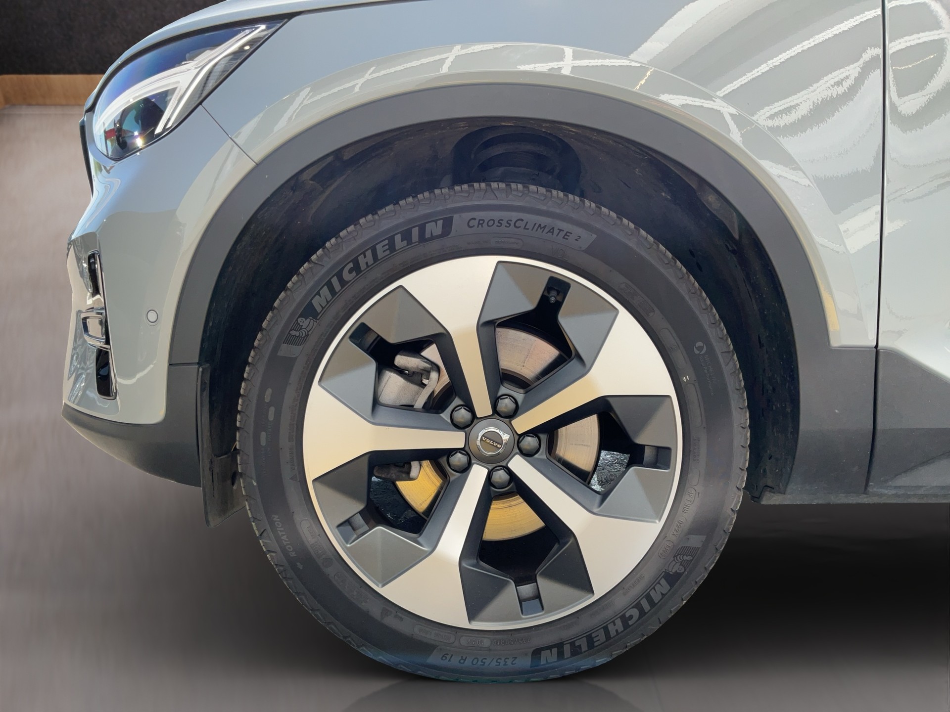 VOLVO XC40 2.0 B3 Mild-Hybrid Plus Dark-image-8