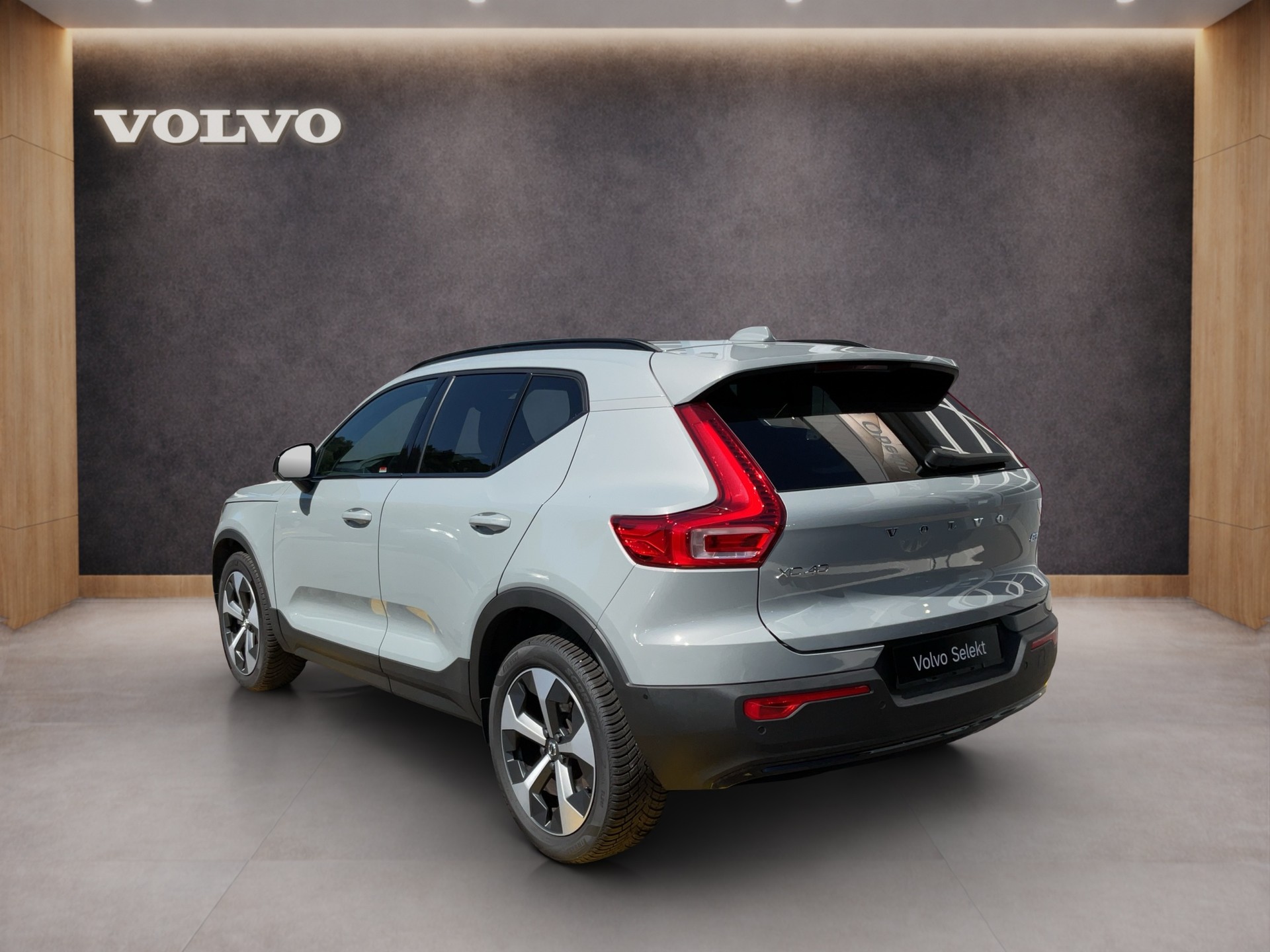 VOLVO XC40 2.0 B3 Mild-Hybrid Plus Dark-image-3