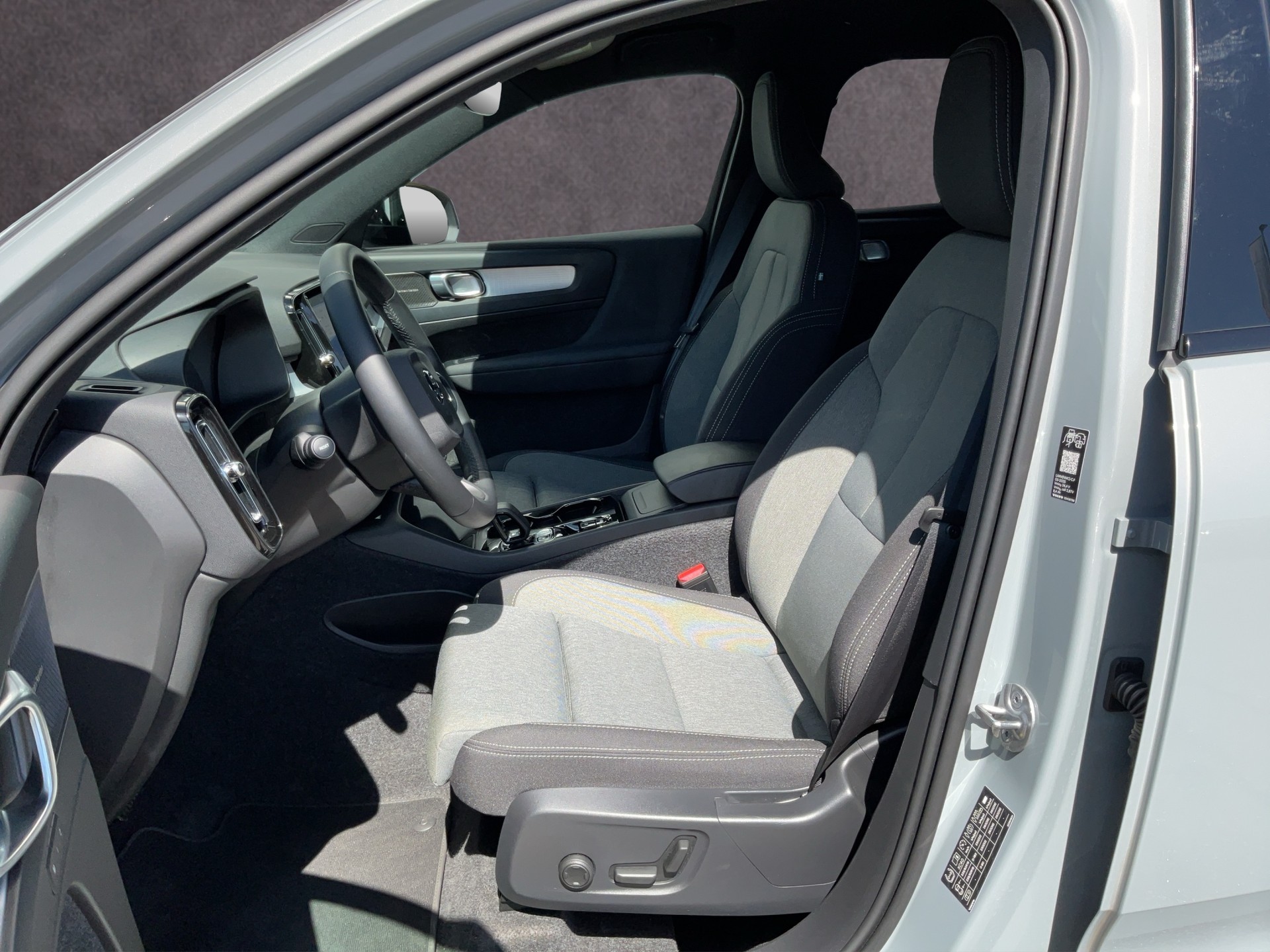 VOLVO XC40 2.0 B3 Mild-Hybrid Plus Dark-image-10