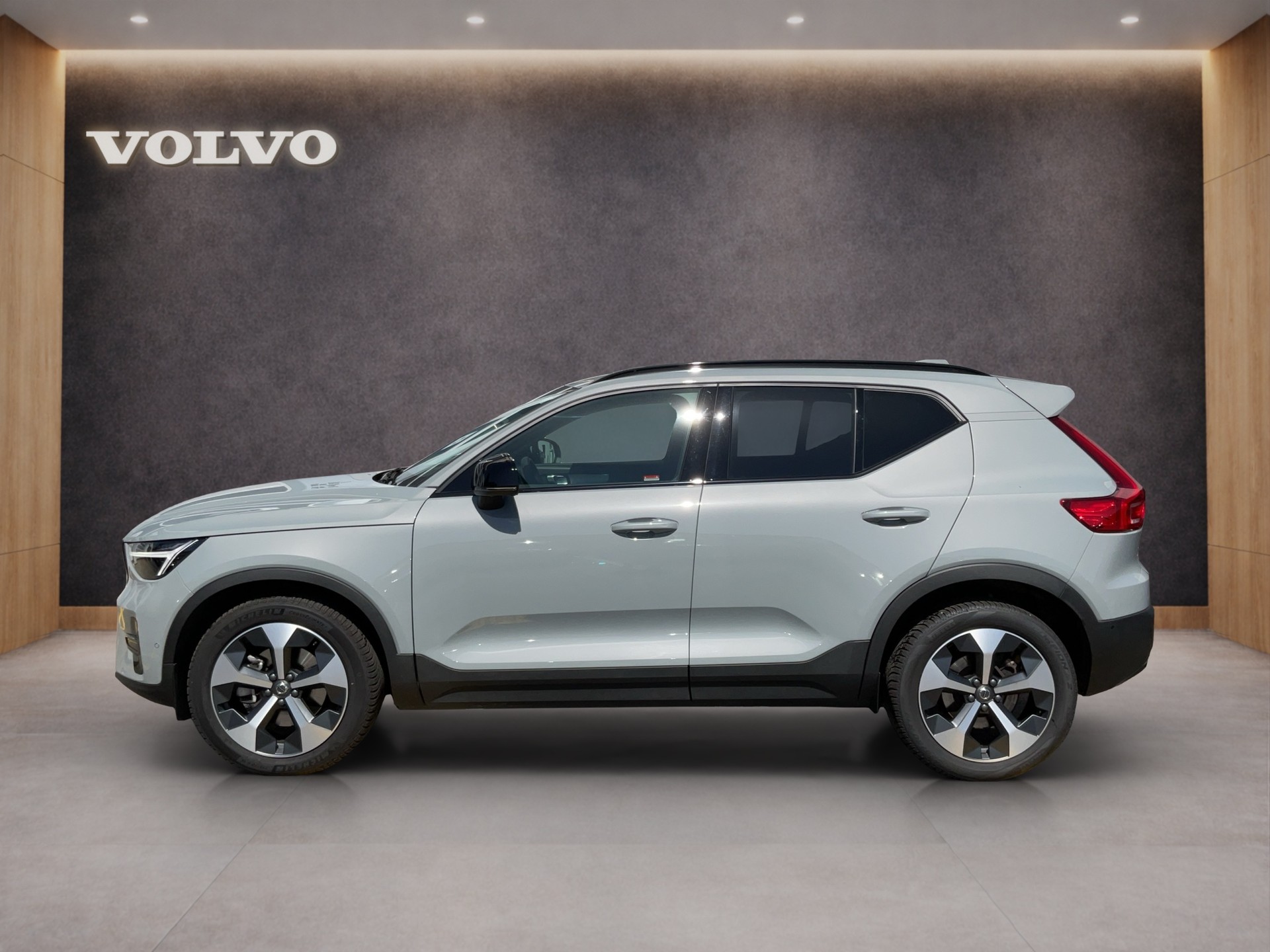 VOLVO XC40 2.0 B3 Mild-Hybrid Plus Dark-image-2