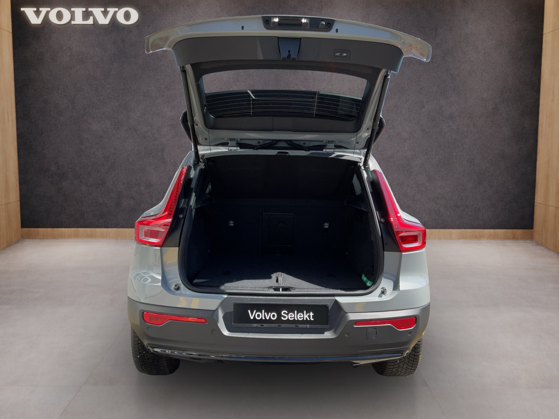 VOLVO XC40 2.0 B3 Mild-Hybrid Plus Dark-image-12
