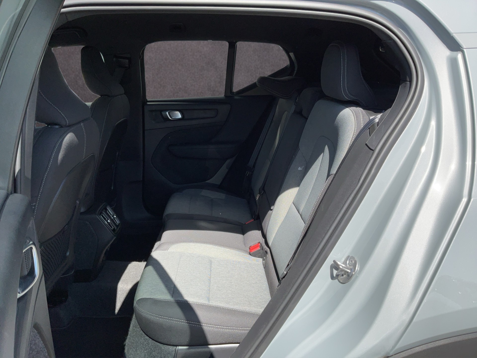 VOLVO XC40 2.0 B3 Mild-Hybrid Plus Dark-image-11