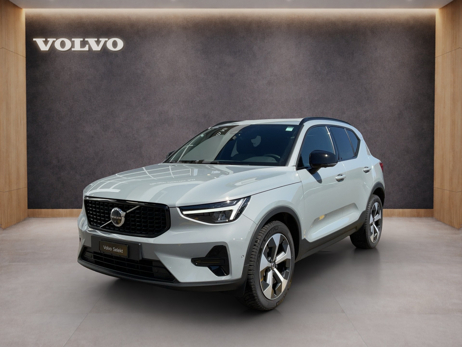 VOLVO XC40 2.0 B3 Mild-Hybrid Plus Dark-image-0