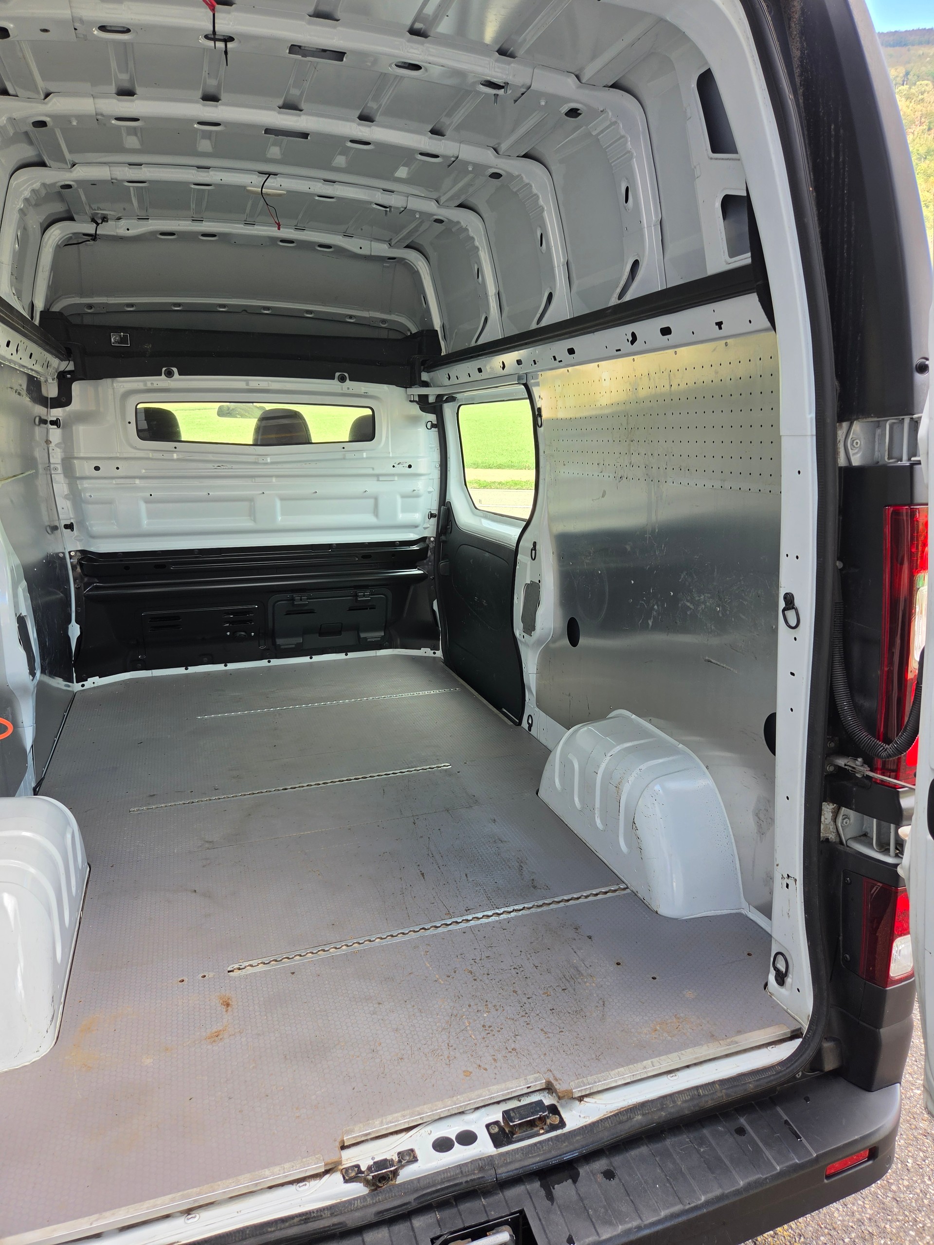 RENAULT Trafic 2.0 ENERGY dCi145 3.0t Business L2H2-image-8