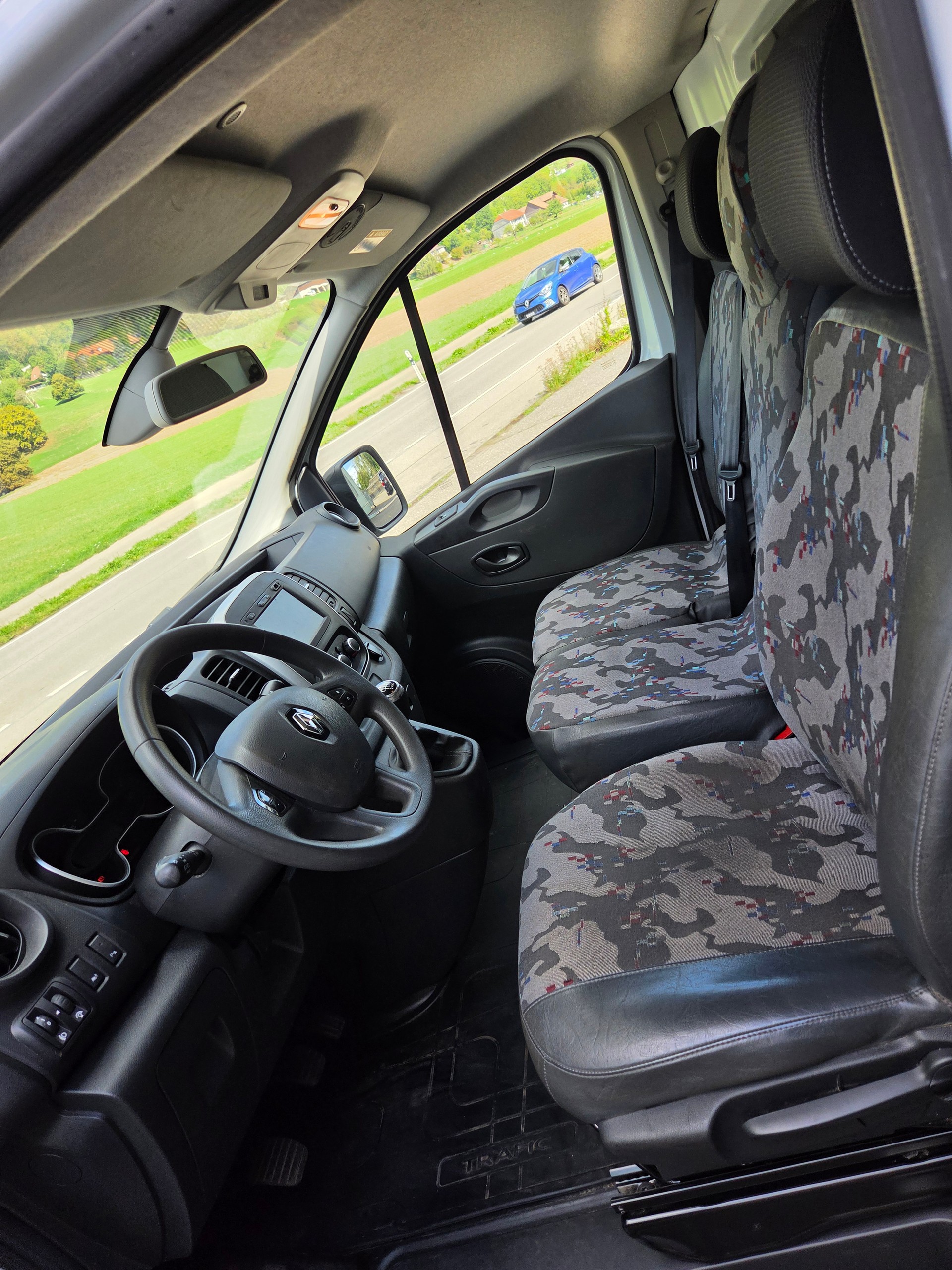 RENAULT Trafic 2.0 ENERGY dCi145 3.0t Business L2H2-image-9