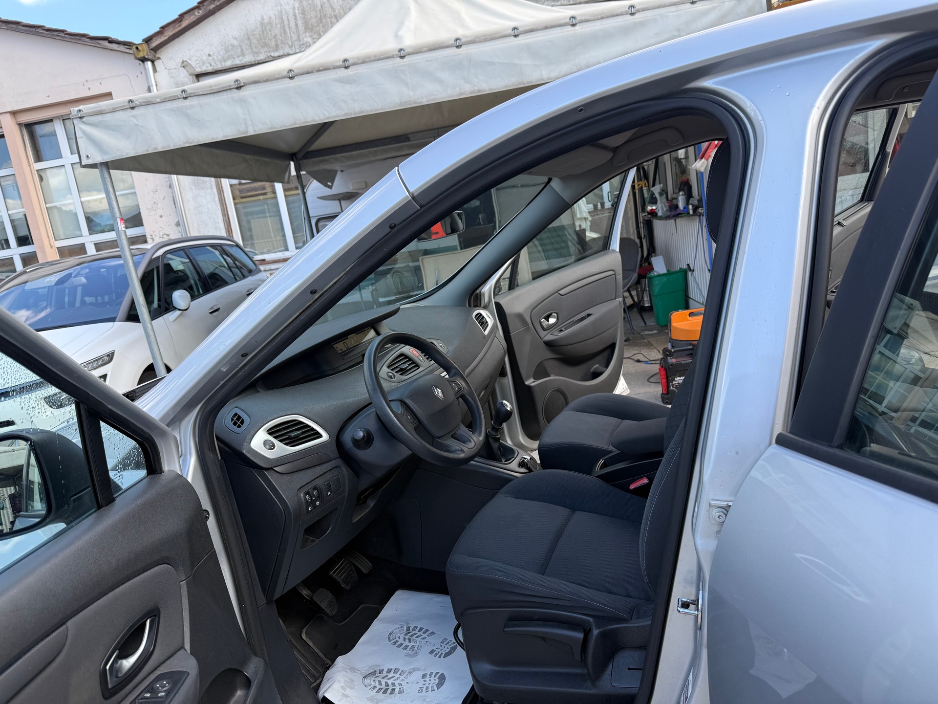 RENAULT Scénic 1.4 16V Turbo Privilège-image-7