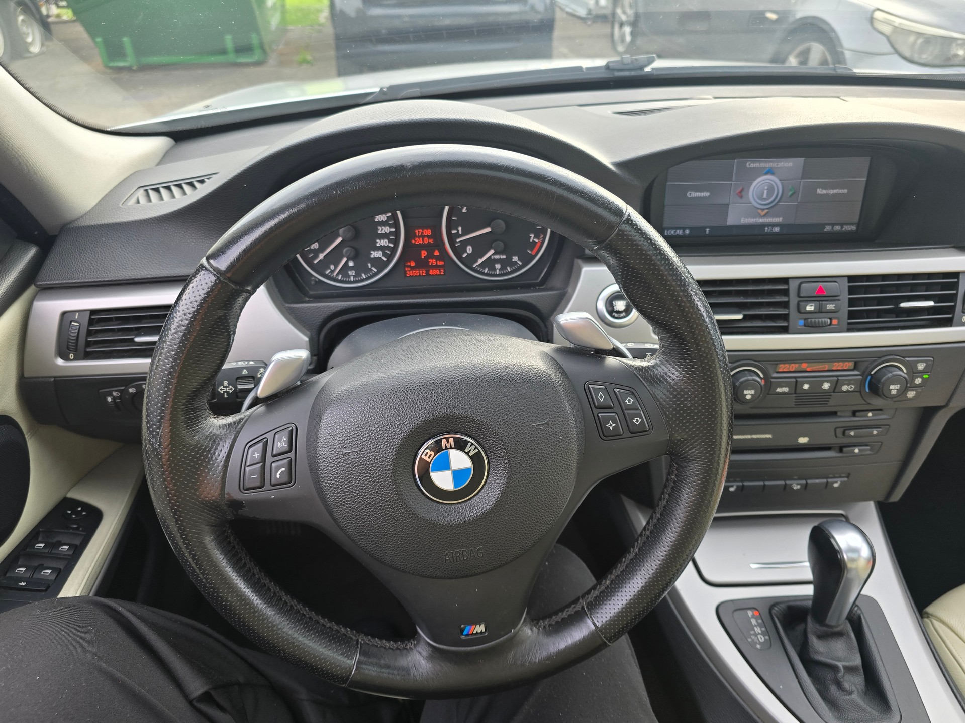 BMW 330xi Touring-image-10