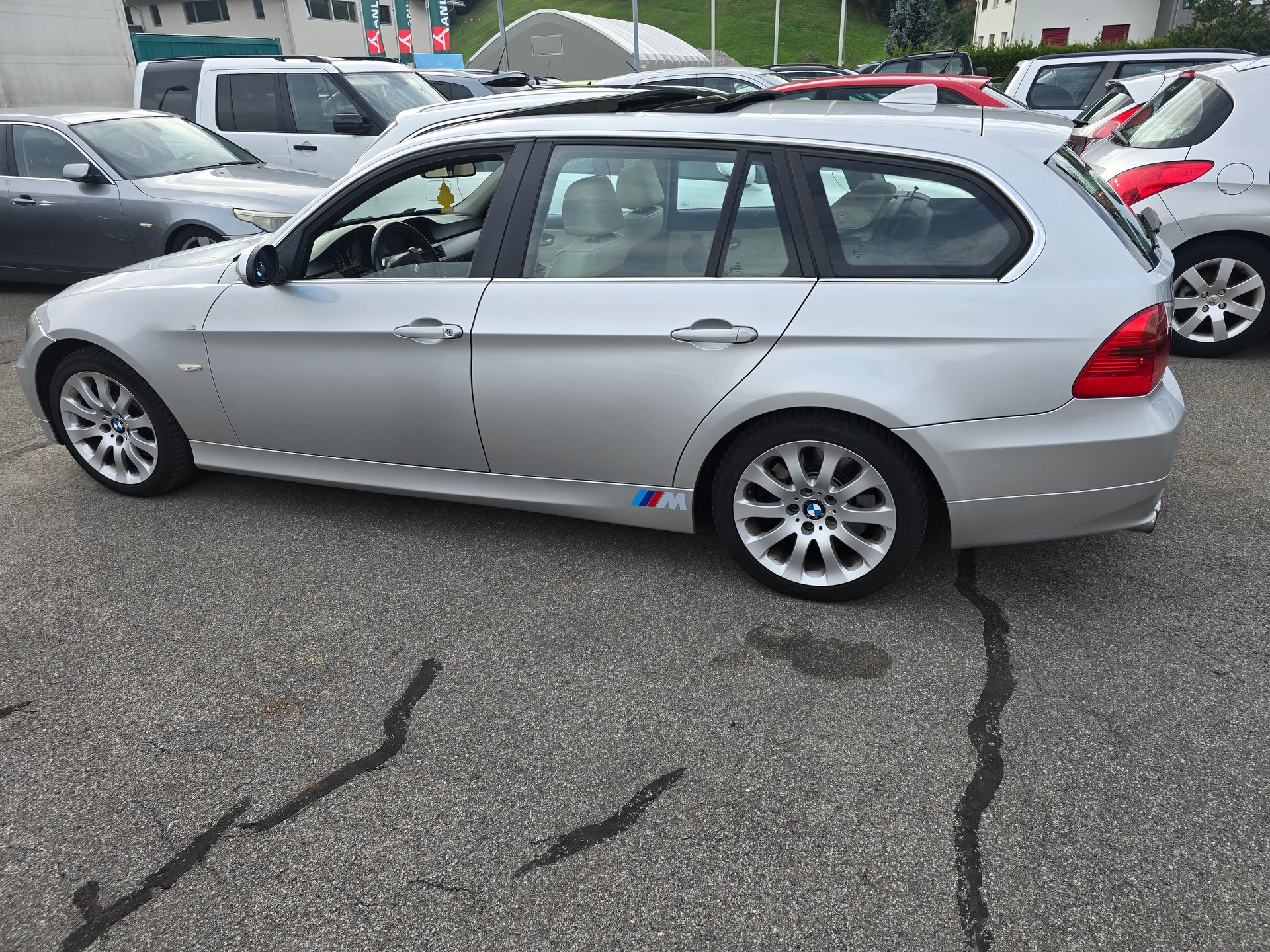 BMW 330xi Touring-image-8