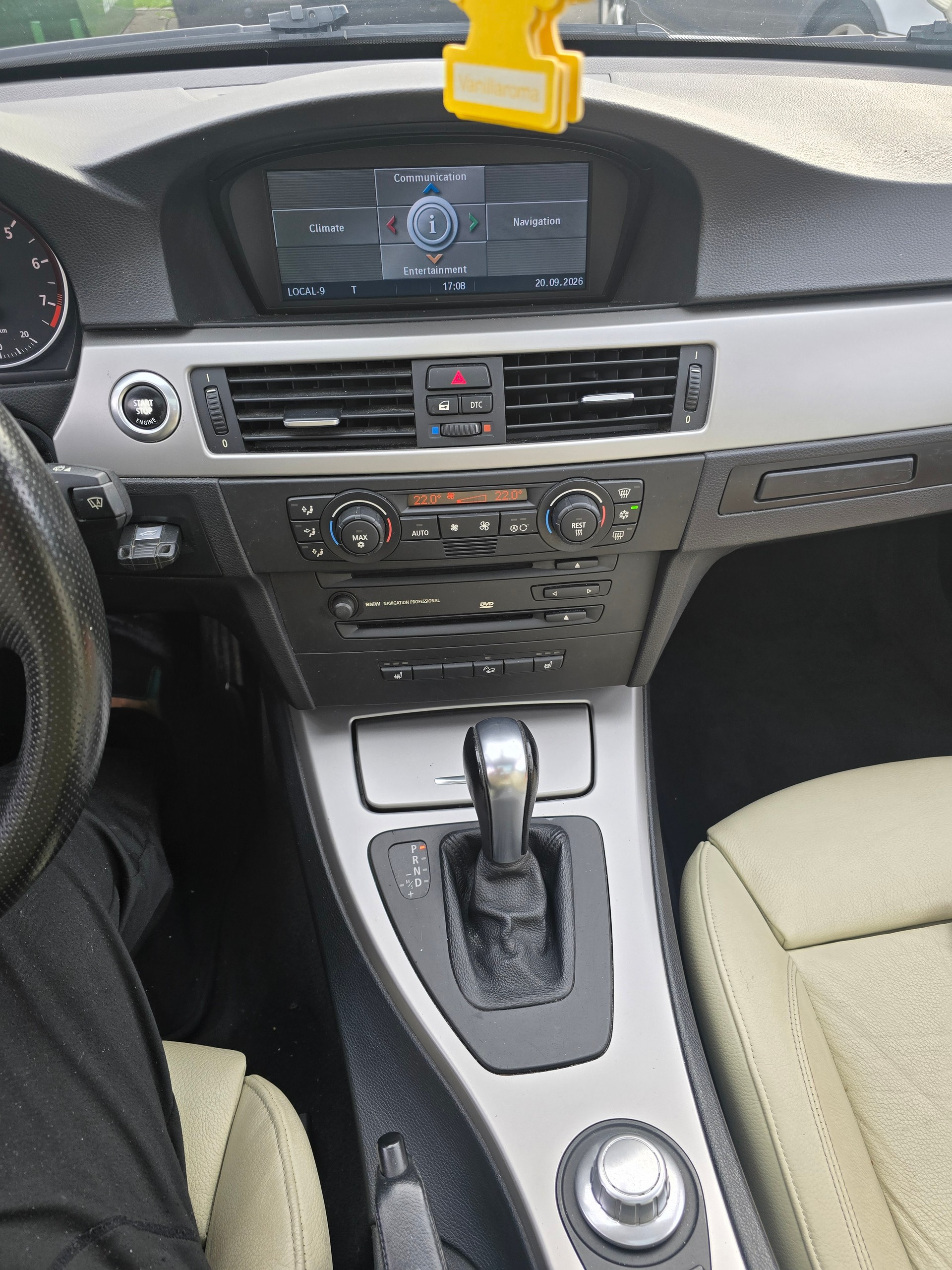 BMW 330xi Touring-image-11