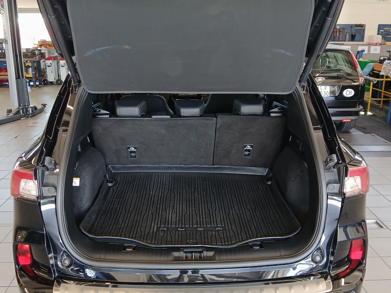 FORD Kuga 2.5 Plug-in Hybrid Vignale-image-12
