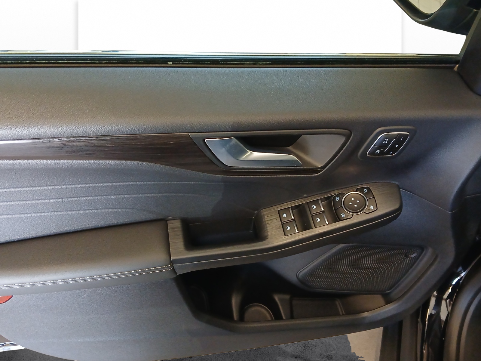 FORD Kuga 2.5 Plug-in Hybrid Vignale-image-10