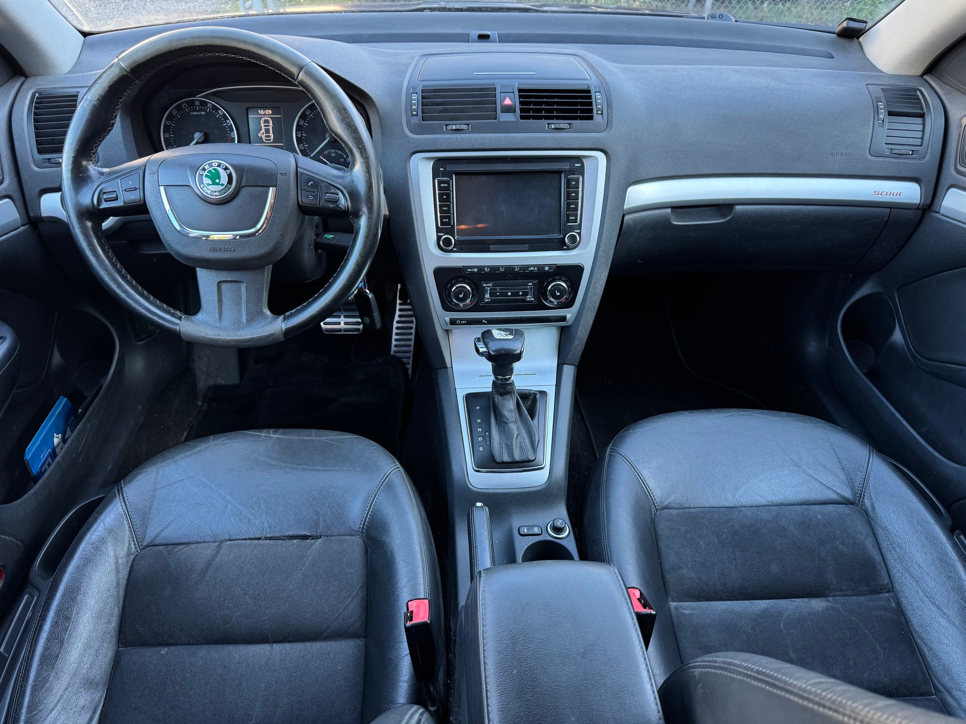 SKODA Octavia Combi 2.0 TDI Scout 4x4 DSG-image-10