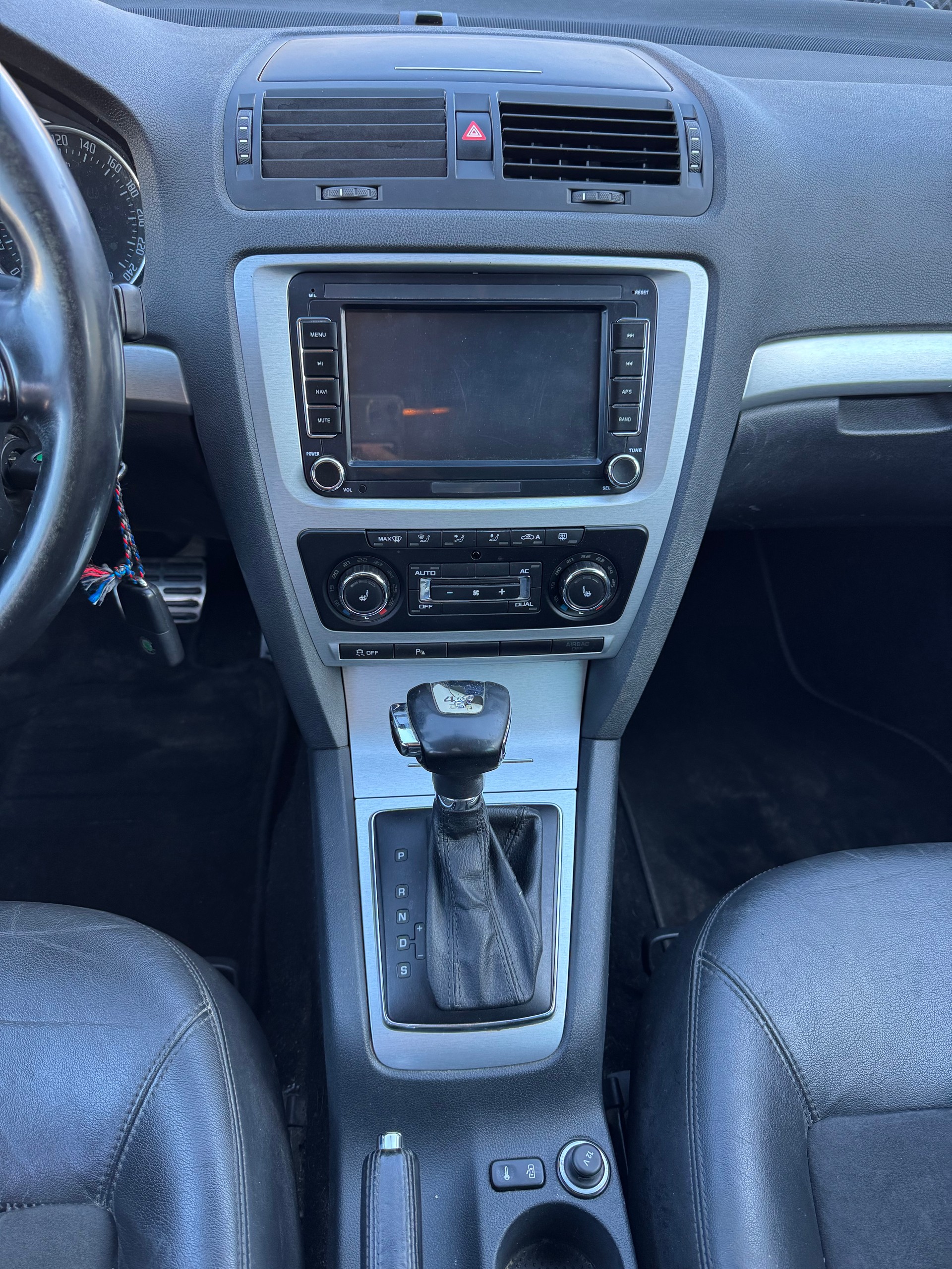 SKODA Octavia Combi 2.0 TDI Scout 4x4 DSG-image-12