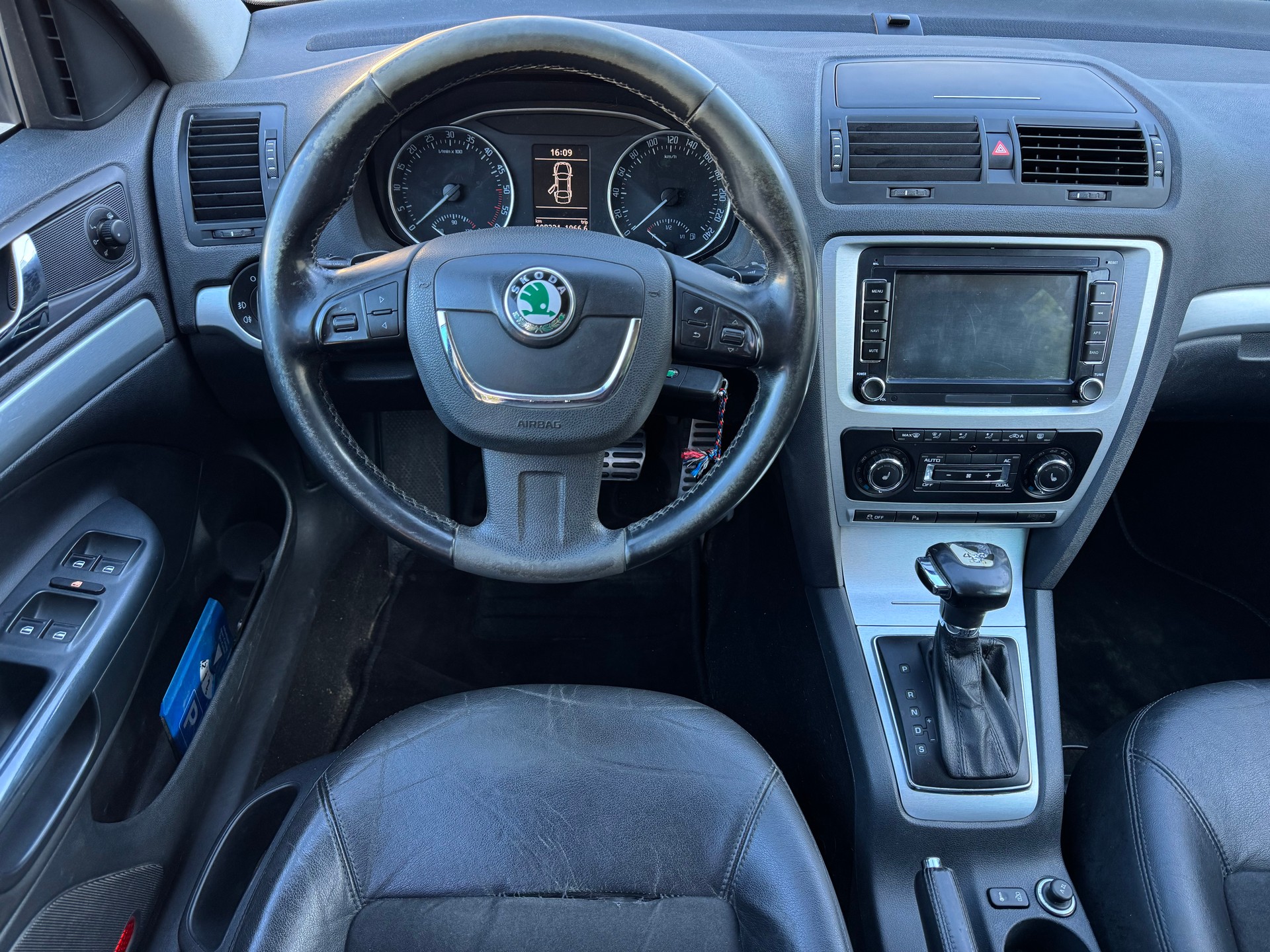 SKODA Octavia Combi 2.0 TDI Scout 4x4 DSG-image-11