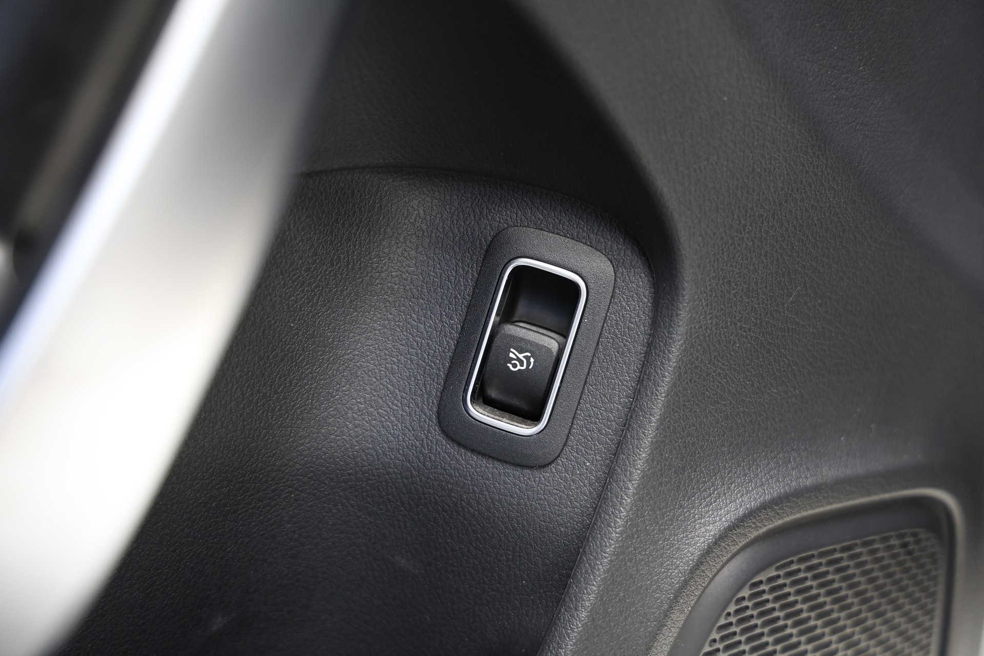 MERCEDES-BENZ A 180 d AMG Line-image-21
