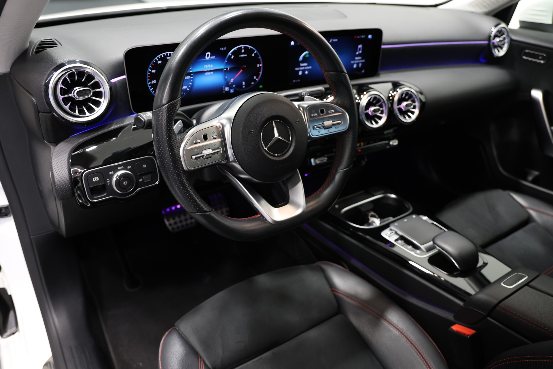 MERCEDES-BENZ A 180 d AMG Line-image-16