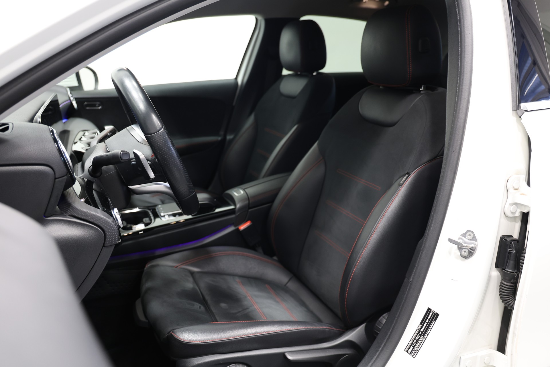 MERCEDES-BENZ A 180 d AMG Line-image-17